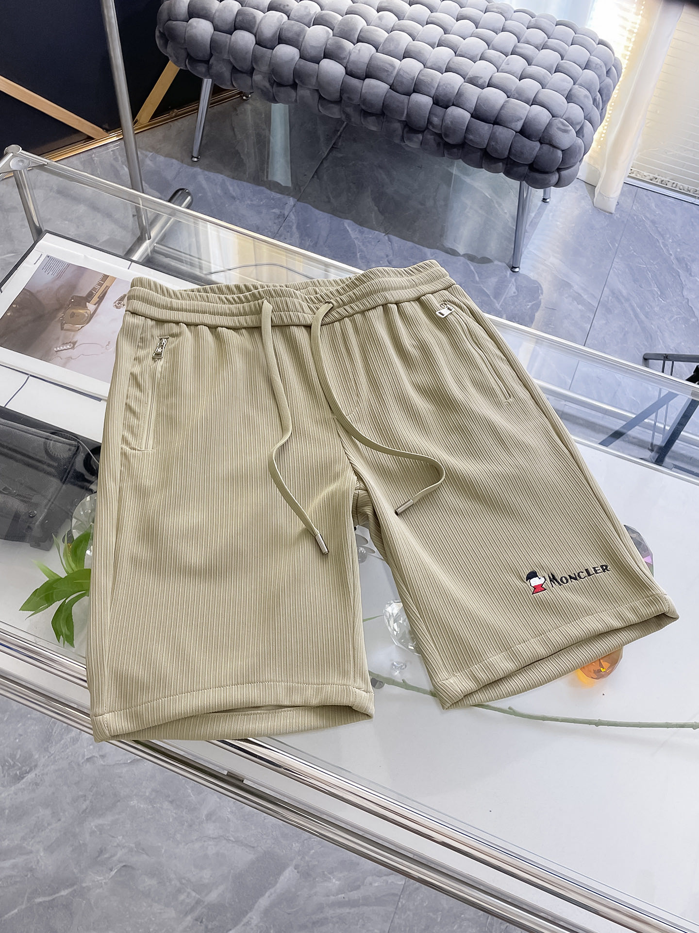 NO:510490,The new 2025 summer original single counter casual shorts, luxurious classic brand original LOGO accessories, hot-selling models for the counter, very comfortable to wear, low-key and luxurious, very classy when worn, there is no need to say much about the trouser style and cutting. The upper body is exquisite and vivid, high-end and top-quality materials. A truly palace-level casual pants. The cotton of Turkey is of excellent quality, and the pants are soft after heavy washing!  Not picky about people, the upper body is absolutely stylish and extremely luxurious. Size M-3XL orders to report height and weight., Moncler, shorts, alexander wang19860909蒙口 2025夏季新款原单专柜休闲短裤,奢华经典品牌原版LOGO配饰 专柜热销款 身穿着非常舒适 低调不失奢华 穿出去非常有档次 裤型款式和裁剪亦无需多言 上身精致跃然高档一等一顶级质料 真正殿堂级的休闲裤 选用土耳其的棉花品质卓然,经过重水洗使得裤子很柔软！不挑人 上身绝对的有型 极度奢华. 尺码M-3XL下单报身高体重.,,Moncler,shorts,alexander wang,Men's clothing
