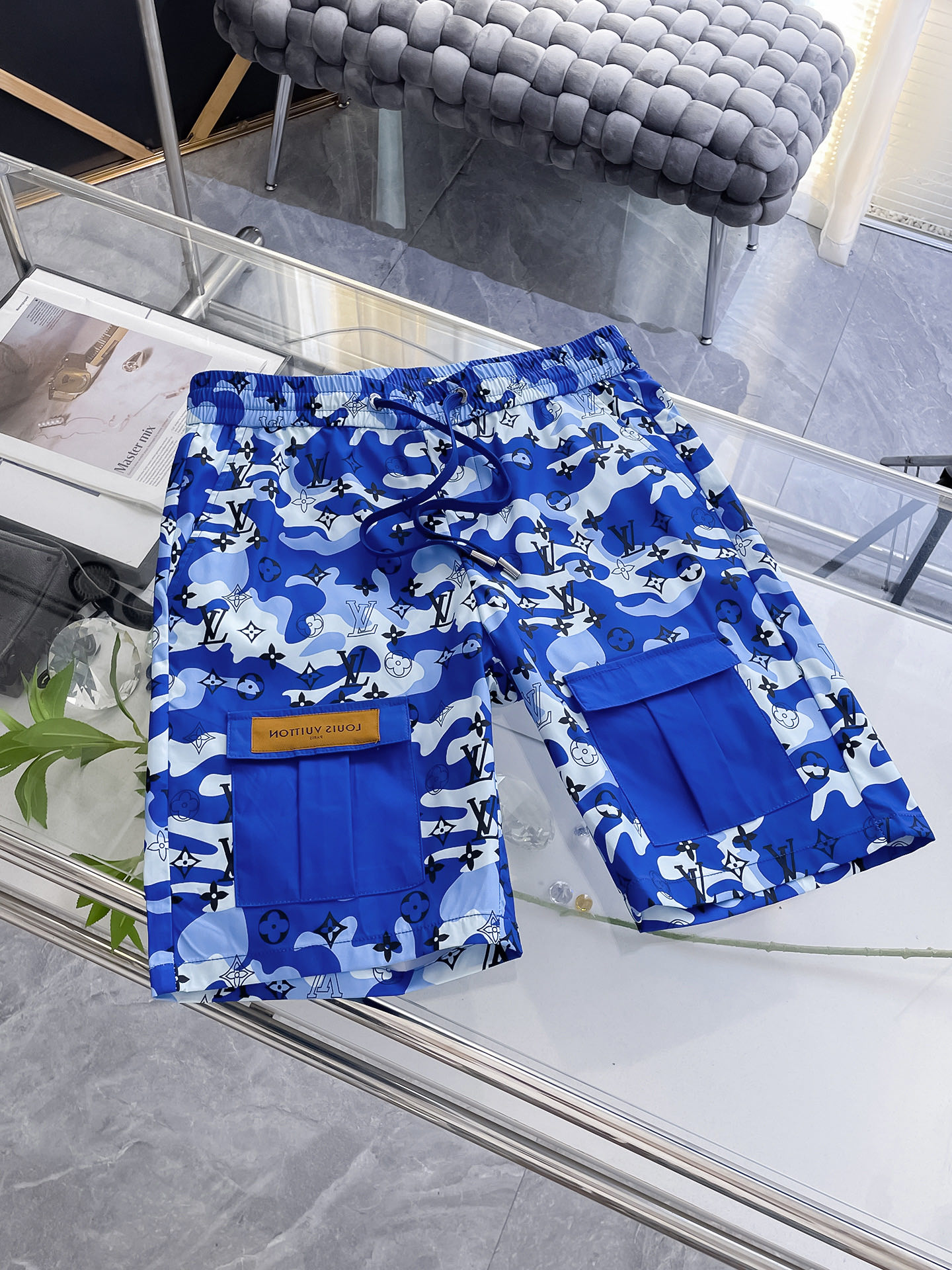 NO:510492,LV 2025 summer new style original single counter casual shorts, luxury classic brand original LOGO accessories, hot-selling models for the counter, very comfortable to wear, low-key and luxurious, very classy when worn, no need to say much about the pants style and cutting, the upper body is exquisite and vivid, high-end and top-quality materials, a truly palace-level casual pants, which are made of Turkish cotton, and are highly washed, making the pants very soft!  Not picky about people, the upper body is absolutely stylish and extremely luxurious. Size M-3XL orders to report height and weight.,,louis vuitton, shorts,alexander wang19860909LV 2025夏季新款原单专柜休闲短裤,奢华经典品牌原版LOGO配饰 专柜热销款 身穿着非常舒适 低调不失奢华 穿出去非常有档次 裤型款式和裁剪亦无需多言 上身精致跃然高档一等一顶级质料 真正殿堂级的休闲裤 选用土耳其的棉花品质卓然,经过重水洗使得裤子很柔软！不挑人 上身绝对的有型 极度奢华. 尺码M-3XL下单报身高体重.,,louis vuitton,shorts,alexander wang,Men's clothing