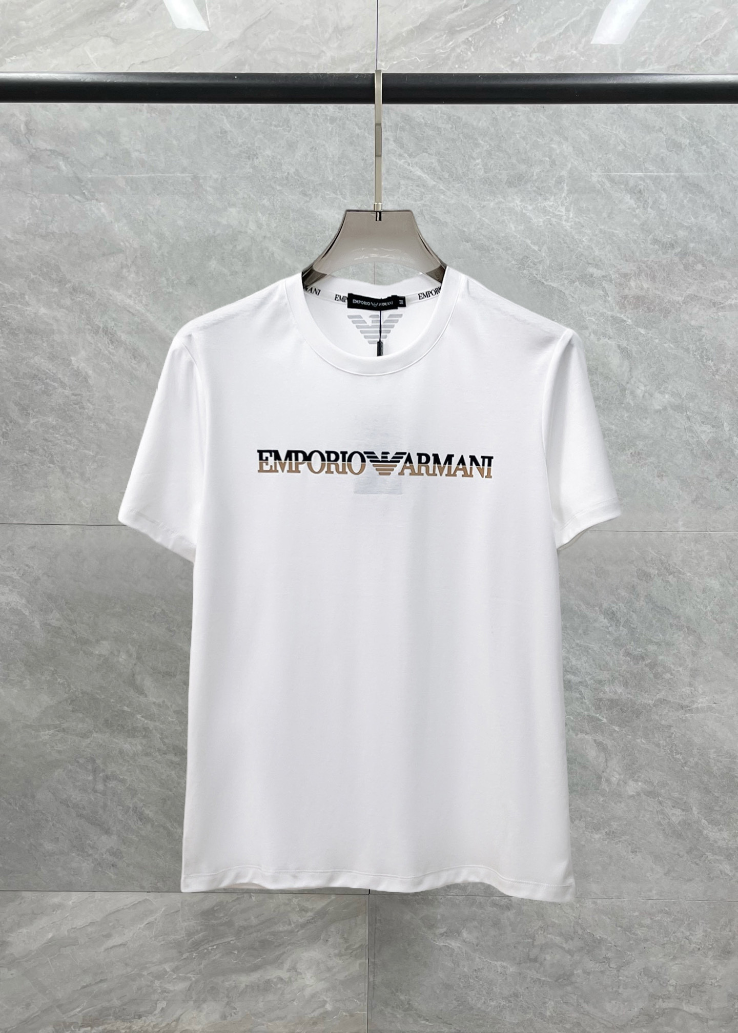 NO:429820,Armani's new spring and summer 2025 new styles in the first counter, the latest short-sleeved round-neck T-shirt, high-end customization, avant-garde and fashionable design!  Brand logo heavy craft design, high-end customized double mercerized fabric, soft feel, comfortable to wear, exquisite counter-level car line, fine workmanship, invincible and handsome upper body effect!  A must-have item for handsome men!  Fatty Gospel-- Code Number M-4XL (maximum 4XL can wear 210 catties), Armani, T-shirt,tees, t-shirt,alexander wang19860909阿玛尼 2025春夏新款首发专柜最新款短袖圆领T恤 高端订制 设计前卫时尚！品牌logo重工艺设计 高端定制双丝光面料.手感柔软.穿着舒适.专柜级别精致车线.做工精细.上身效果无敌帅气！型男必备单品！胖子福音-- 码数 M-4XL(最大4XL可穿210斤),,armani,T-shirt,tees，t-shirt,alexander wang,Men's clothing