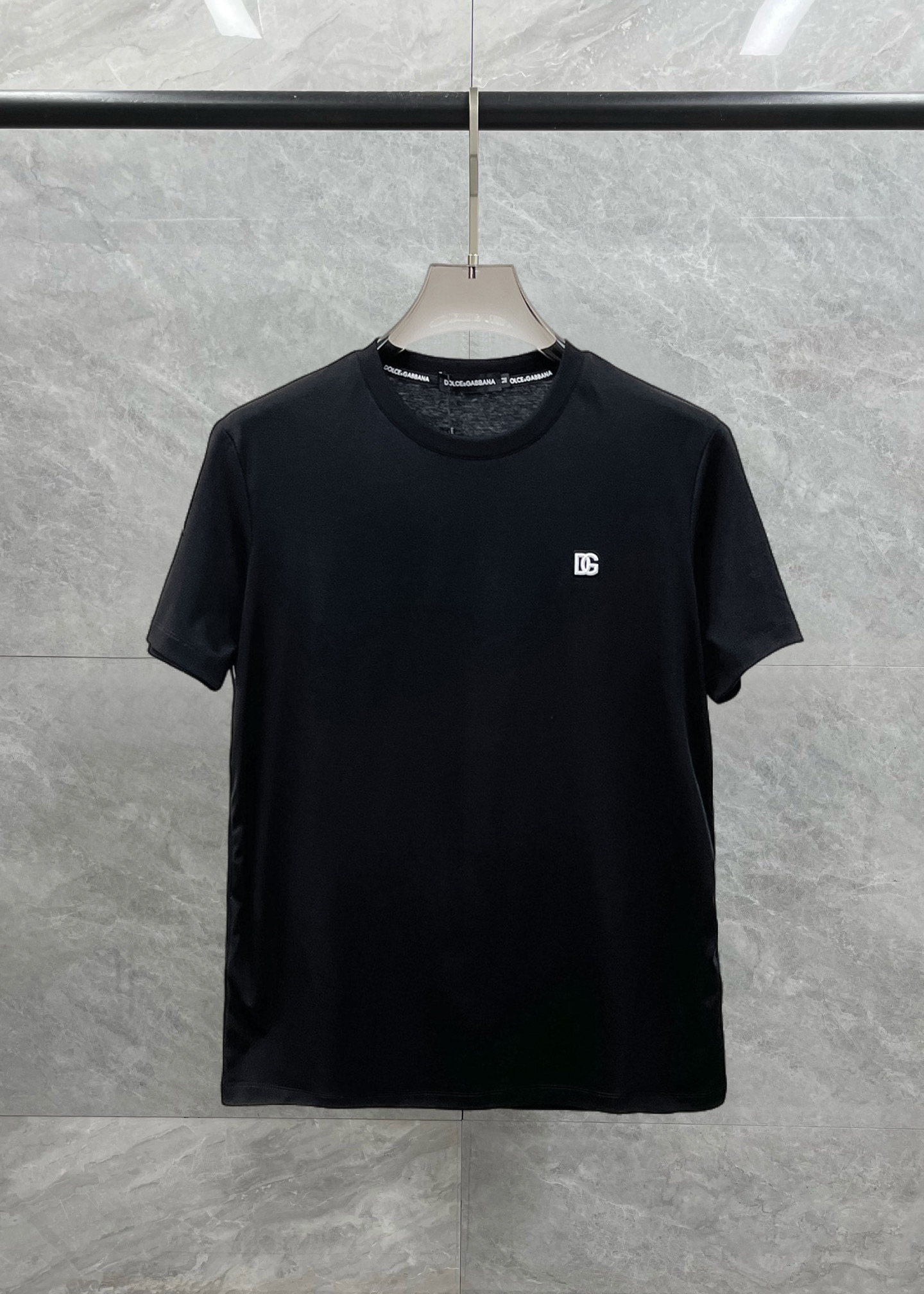 NO:429814,DG 2025 spring and summer new style first-time counter latest short-sleeved round-neck T-shirt, high-end customization, avant-garde and fashionable design!  Brand logo heavy craft design, high-end customized double mercerized fabric, soft feel, comfortable to wear, exquisite counter-level car line, fine workmanship, invincible and handsome upper body effect!  A must-have item for handsome men!  Fatty Gospel-- Code Number M-4XL (maximum 4XL can wear 210 catties), T-shirt,tees, t-shirt,alexander wang19860909DG 2025春夏新款首发专柜最新款短袖圆领T恤 高端订制 设计前卫时尚！品牌logo重工艺设计 高端定制双丝光面料.手感柔软.穿着舒适.专柜级别精致车线.做工精细.上身效果无敌帅气！型男必备单品！胖子福音-- 码数 M-4XL(最大4XL可穿210斤),,T-shirt,tees，t-shirt,alexander wang,Men's clothing