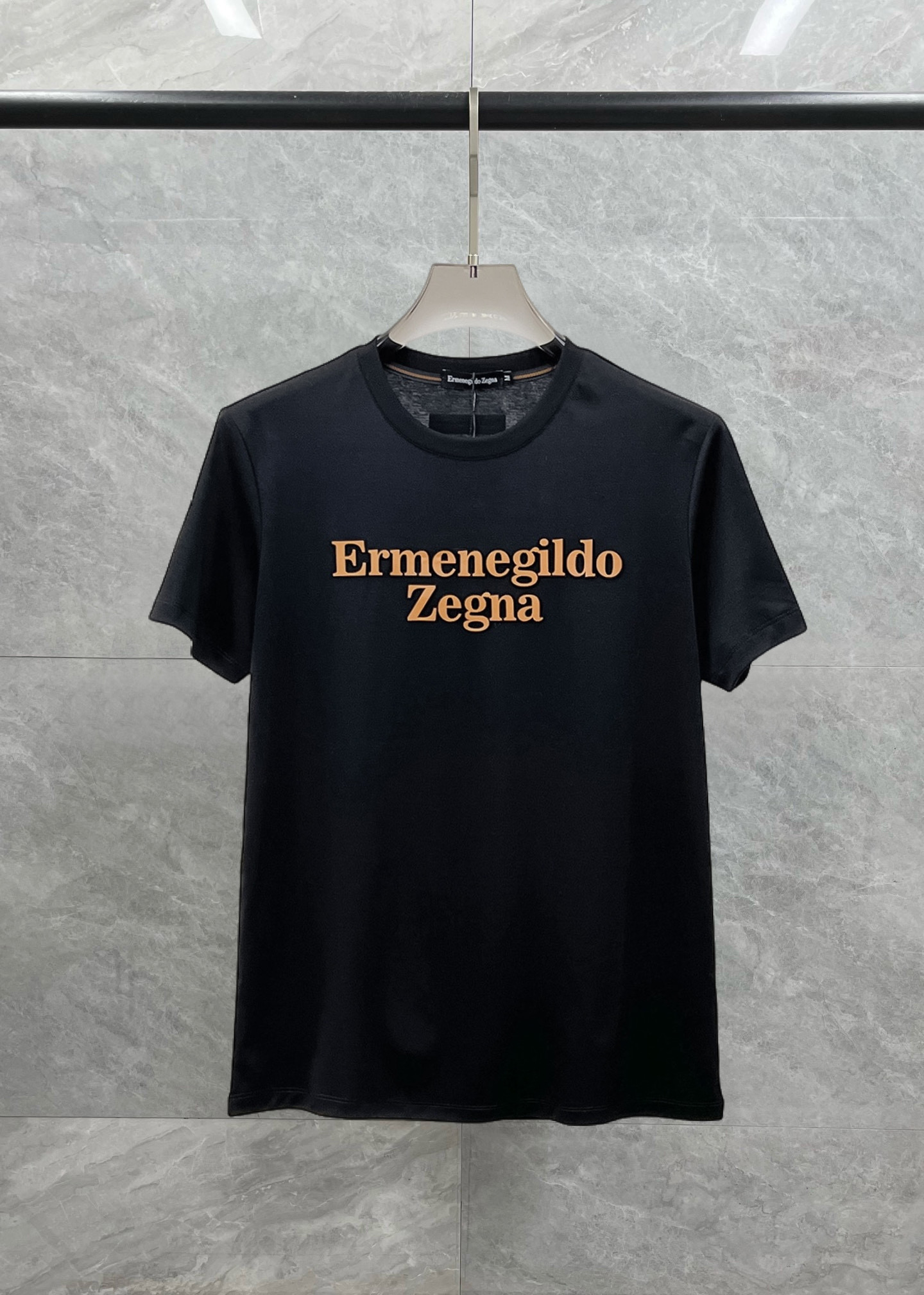 NO:429845,Jenia's new spring and summer new style first-time counter has the latest short-sleeved round-neck T-shirt with high-end customization and avant-garde and fashionable design!  Brand logo heavy craft design, high-end customized double mercerized fabric, soft feel, comfortable to wear, exquisite counter-level car line, fine workmanship, invincible and handsome upper body effect!  A must-have item for handsome men!  Fatty Gospel-- Code Number M-4XL (maximum 4XL can wear 210 catties), zegna, T-shirt,tees, t-shirt,alexander wang19860909杰尼亚 2025春夏新款首发专柜最新款短袖圆领T恤 高端订制 设计前卫时尚！品牌logo重工艺设计 高端定制双丝光面料.手感柔软.穿着舒适.专柜级别精致车线.做工精细.上身效果无敌帅气！型男必备单品！胖子福音-- 码数 M-4XL(最大4XL可穿210斤),,zegna,T-shirt,tees，t-shirt,alexander wang,Men's clothing