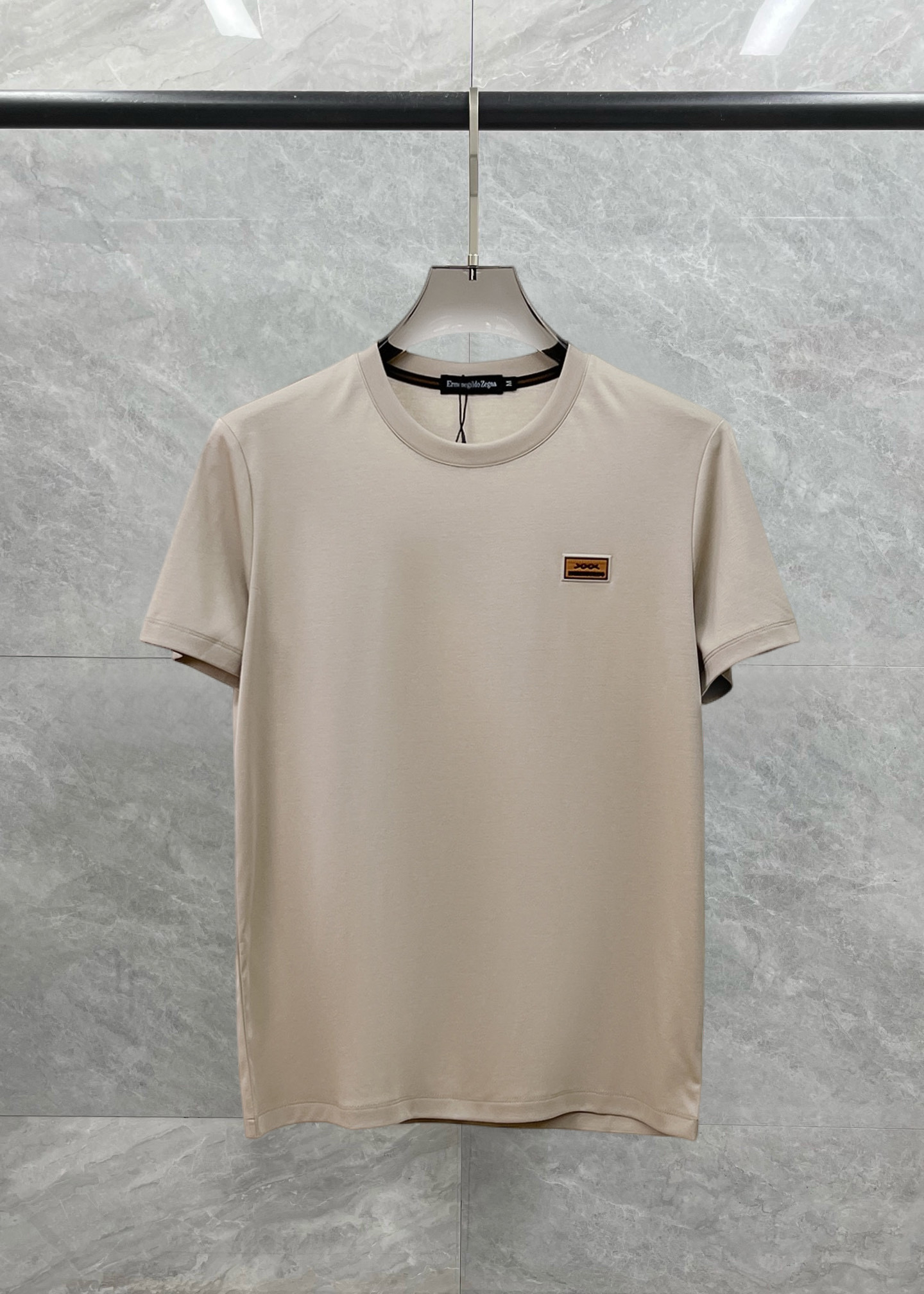 NO:429849,Jenia's new spring and summer new style first-time counter has the latest short-sleeved round-neck T-shirt with high-end customization and avant-garde and fashionable design!  Brand logo heavy craft design, high-end customized double mercerized fabric, soft feel, comfortable to wear, exquisite counter-level car line, fine workmanship, invincible and handsome upper body effect!  A must-have item for handsome men!  Fatty Gospel-- Code Number M-4XL (maximum 4XL can wear 210 catties), zegna, T-shirt,tees, t-shirt,alexander wang19860909杰尼亚 2025春夏新款首发专柜最新款短袖圆领T恤 高端订制 设计前卫时尚！品牌logo重工艺设计 高端定制双丝光面料.手感柔软.穿着舒适.专柜级别精致车线.做工精细.上身效果无敌帅气！型男必备单品！胖子福音-- 码数 M-4XL(最大4XL可穿210斤),,zegna,T-shirt,tees，t-shirt,alexander wang,Men's clothing