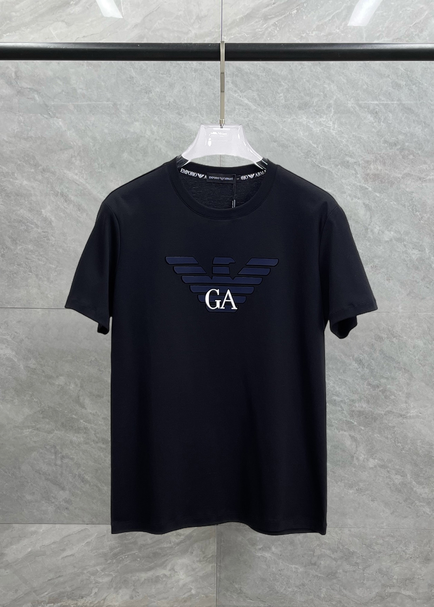 NO:429821,Armani's new spring and summer 2025 new styles in the first counter, the latest short-sleeved round-neck T-shirt, high-end customization, avant-garde and fashionable design!  Brand logo heavy craft design, high-end customized double mercerized fabric, soft feel, comfortable to wear, exquisite counter-level car line, fine workmanship, invincible and handsome upper body effect!  A must-have item for handsome men!  Fatty Gospel-- Code Number M-4XL (maximum 4XL can wear 210 catties), Armani, T-shirt,tees, t-shirt,alexander wang19860909阿玛尼 2025春夏新款首发专柜最新款短袖圆领T恤 高端订制 设计前卫时尚！品牌logo重工艺设计 高端定制双丝光面料.手感柔软.穿着舒适.专柜级别精致车线.做工精细.上身效果无敌帅气！型男必备单品！胖子福音-- 码数 M-4XL(最大4XL可穿210斤),,armani,T-shirt,tees，t-shirt,alexander wang,Men's clothing