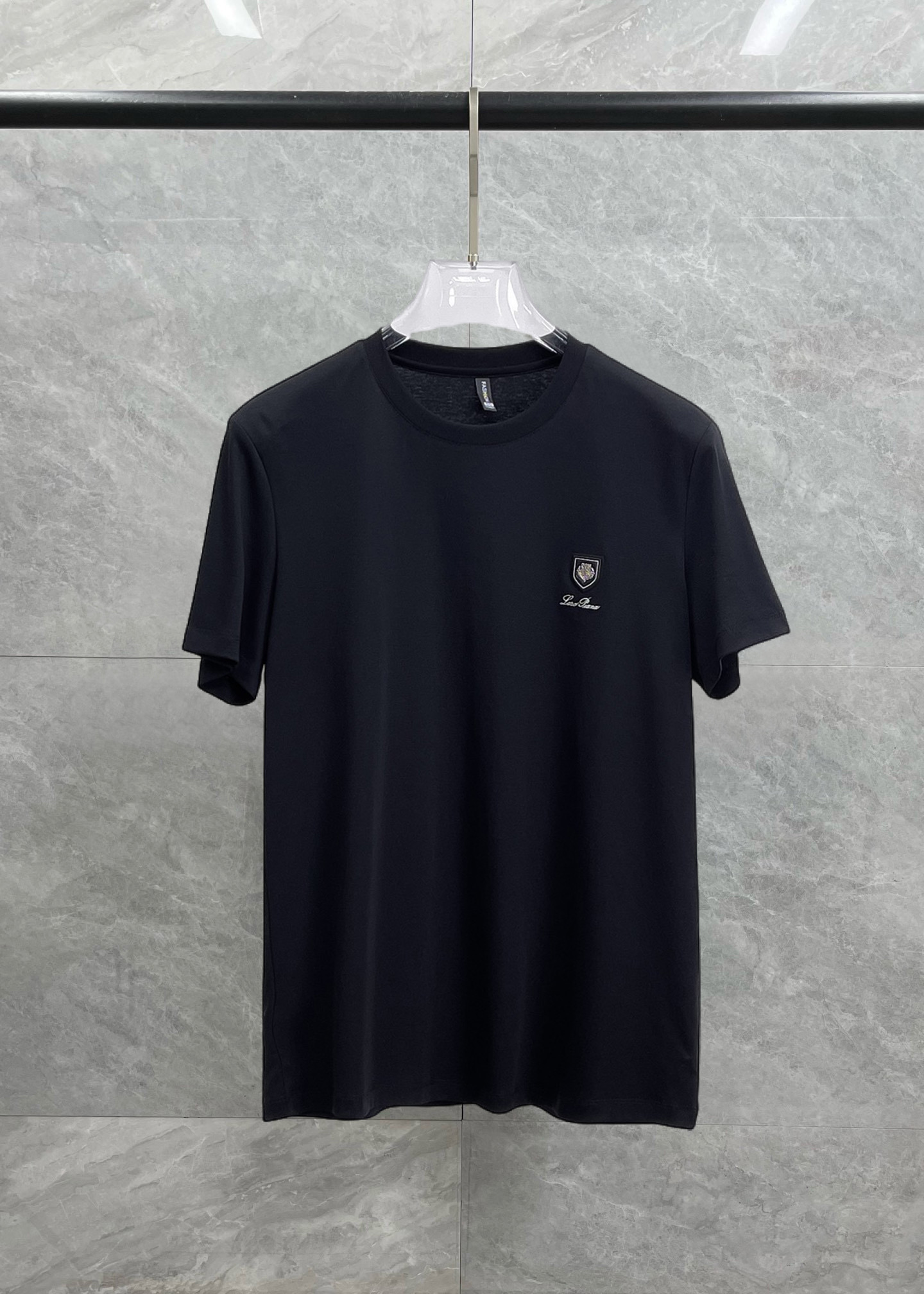 NO:429844,LP Spring and Summer New First-Open Counter Latest Short-sleeved Round Neck T-shirt High-end Customized Design Avant-garde and Fashionable!  Brand logo heavy craft design, high-end customized double mercerized fabric, soft feel, comfortable to wear, exquisite counter-level car line, fine workmanship, invincible and handsome upper body effect!  A must-have item for handsome men!  Fatty Gospel-- Code Number M-4XL (maximum 4XL wearable kilogram), loro piana, T-shirt,tees, t-shirt,alexander wang19860909LP 春夏新款首发专柜最新款短袖圆领T恤 高端订制 设计前卫时尚！品牌logo重工艺设计 高端定制双丝光面料.手感柔软.穿着舒适.专柜级别精致车线.做工精细.上身效果无敌帅气！型男必备单品！胖子福音-- 码数 M-4XL(最大4XL可穿斤),,loro piana,T-shirt,tees，t-shirt,alexander wang,Men's clothing