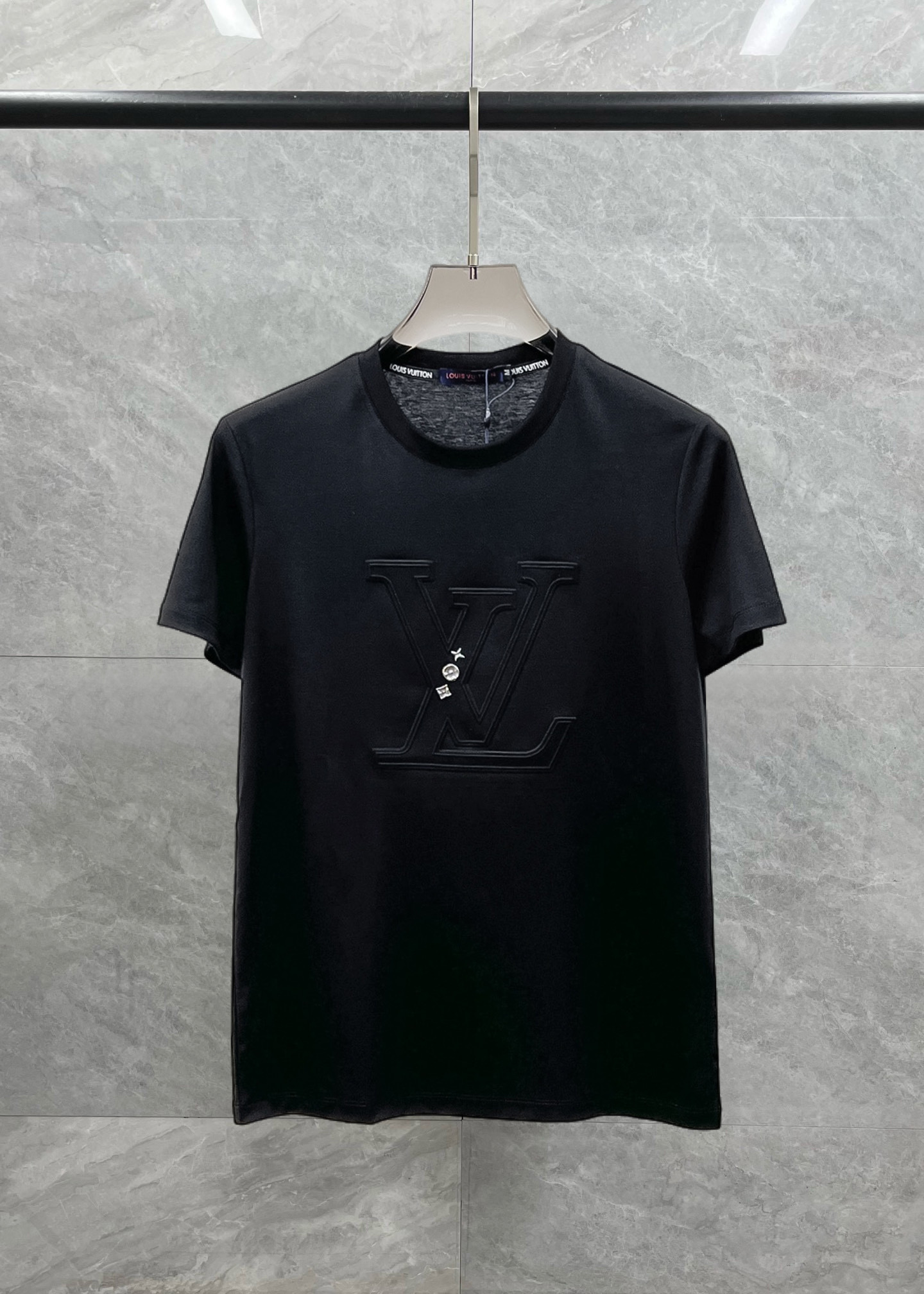 NO:429824,LV 2025 spring and summer new style first-time counter latest short-sleeved round-neck T-shirt, high-end customization, avant-garde and fashionable design!  Brand logo heavy craft design, high-end customized double mercerized fabric, soft feel, comfortable to wear, exquisite counter-level car line, fine workmanship, invincible and handsome upper body effect!  A must-have item for handsome men!  Fatty Gospel-- Code Number M-4XL (maximum 4XL can wear kilogram), louis vuitton, T-shirt,tees, t-shirt,alexander wang19860909LV 2025春夏新款首发专柜最新款短袖圆领T恤 高端订制 设计前卫时尚！品牌logo重工艺设计 高端定制双丝光面料.手感柔软.穿着舒适.专柜级别精致车线.做工精细.上身效果无敌帅气！型男必备单品！胖子福音-- 码数 M-4XL(最大4XL可穿斤),,louis vuitton,T-shirt,tees，t-shirt,alexander wang,Men's clothing