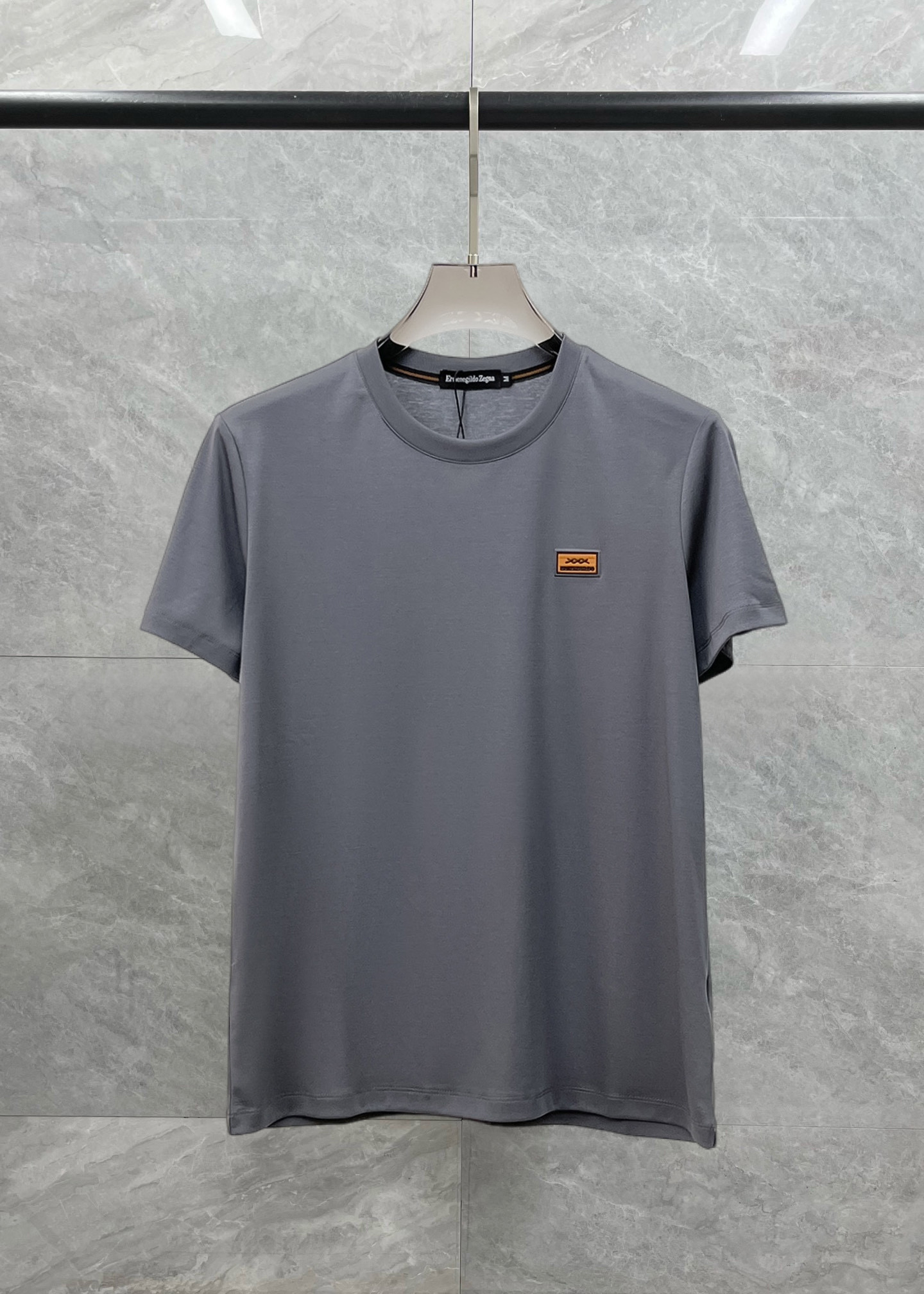 NO:429835,Jenia's new spring and summer new style first-time counter has the latest short-sleeved round-neck T-shirt with high-end customization and avant-garde and fashionable design!  Brand logo heavy craft design, high-end customized double mercerized fabric, soft feel, comfortable to wear, exquisite counter-level car line, fine workmanship, invincible and handsome upper body effect!  A must-have item for handsome men!  Fatty Gospel-- Code Number M-4XL (maximum 4XL can wear 210 catties), zegna, T-shirt,tees, t-shirt,alexander wang19860909杰尼亚 2025春夏新款首发专柜最新款短袖圆领T恤 高端订制 设计前卫时尚！品牌logo重工艺设计 高端定制双丝光面料.手感柔软.穿着舒适.专柜级别精致车线.做工精细.上身效果无敌帅气！型男必备单品！胖子福音-- 码数 M-4XL(最大4XL可穿210斤),,zegna,T-shirt,tees，t-shirt,alexander wang,Men's clothing