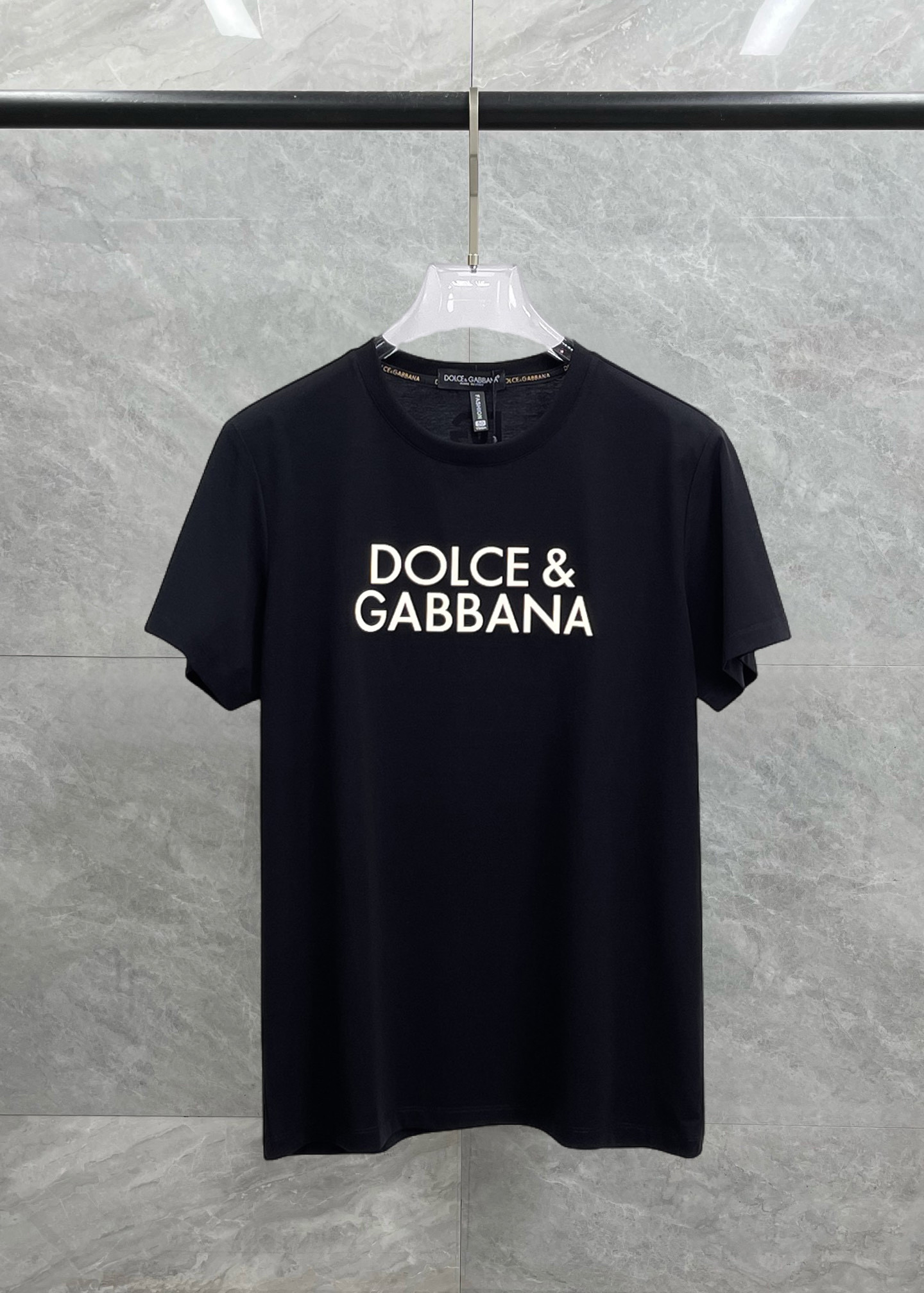 NO:429839,DG 2025 spring and summer new style first-time counter latest short-sleeved round-neck T-shirt, high-end customization, avant-garde and fashionable design!  Brand logo heavy craft design, high-end customized double mercerized fabric, soft feel, comfortable to wear, exquisite counter-level car line, fine workmanship, invincible and handsome upper body effect!  A must-have item for handsome men!  Fatty Gospel-- Code Number M-4XL (maximum 4XL can wear kilogram), T-shirt,tees, t-shirt,alexander wang19860909DG 2025春夏新款首发专柜最新款短袖圆领T恤 高端订制 设计前卫时尚！品牌logo重工艺设计 高端定制双丝光面料.手感柔软.穿着舒适.专柜级别精致车线.做工精细.上身效果无敌帅气！型男必备单品！胖子福音-- 码数 M-4XL(最大4XL可穿斤),,T-shirt,tees，t-shirt,alexander wang,Men's clothing