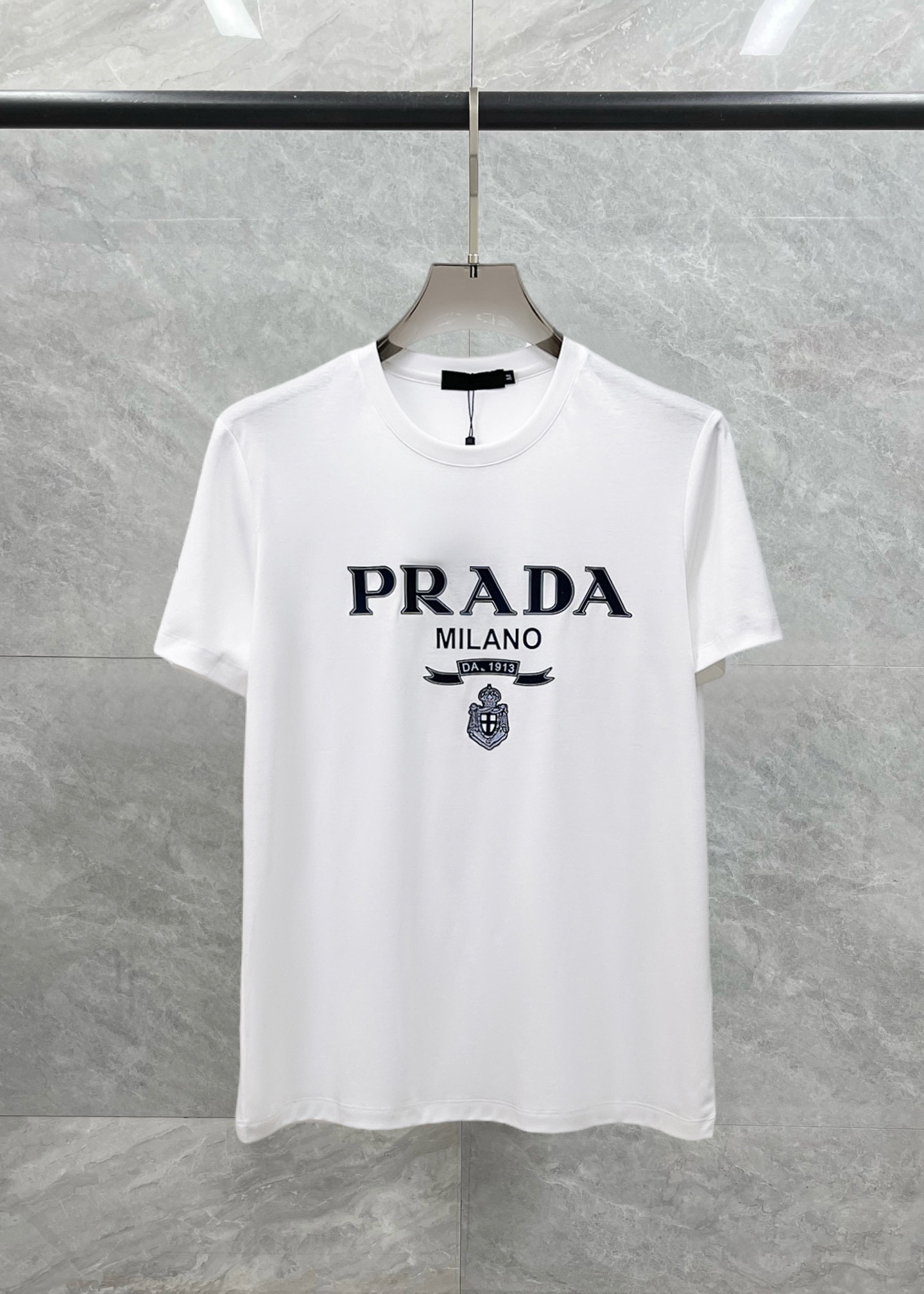 NO:429850,Prada's new spring and summer new style first-time counter latest short-sleeved round-neck T-shirt, high-end customization, avant-garde and fashionable design!  Brand logo heavy craft design, high-end customized double mercerized fabric, soft feel, comfortable to wear, exquisite counter-level car line, fine workmanship, invincible and handsome upper body effect!  A must-have item for handsome men!  Fatty Gospel-- Code Number M-4XL (maximum 4XL can wear 210 catties), prada, T-shirt,tees, t-shirt,alexander wang19860909普拉达 2025春夏新款首发专柜最新款短袖圆领T恤 高端订制 设计前卫时尚！品牌logo重工艺设计 高端定制双丝光面料.手感柔软.穿着舒适.专柜级别精致车线.做工精细.上身效果无敌帅气！型男必备单品！胖子福音-- 码数 M-4XL(最大4XL可穿210斤),,prada,T-shirt,tees，t-shirt,alexander wang,Men's clothing