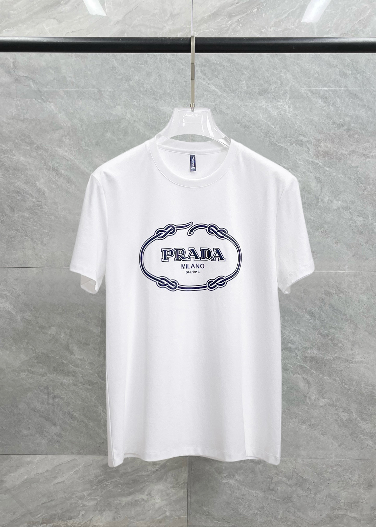 NO:429854,Prada's new spring and summer new style first-time counter latest short-sleeved round-neck T-shirt, high-end customization, avant-garde and fashionable design!  Brand logo heavy craft design, high-end customized double mercerized fabric, soft feel, comfortable to wear, exquisite counter-level car line, fine workmanship, invincible and handsome upper body effect!  A must-have item for handsome men!  Fatty Gospel-- Code Number M-4XL (maximum 4XL can wear 210 catties), prada, T-shirt,tees, t-shirt,alexander wang19860909普拉达 2025春夏新款首发专柜最新款短袖圆领T恤 高端订制 设计前卫时尚！品牌logo重工艺设计 高端定制双丝光面料.手感柔软.穿着舒适.专柜级别精致车线.做工精细.上身效果无敌帅气！型男必备单品！胖子福音-- 码数 M-4XL(最大4XL可穿210斤),,prada,T-shirt,tees，t-shirt,alexander wang,Men's clothing