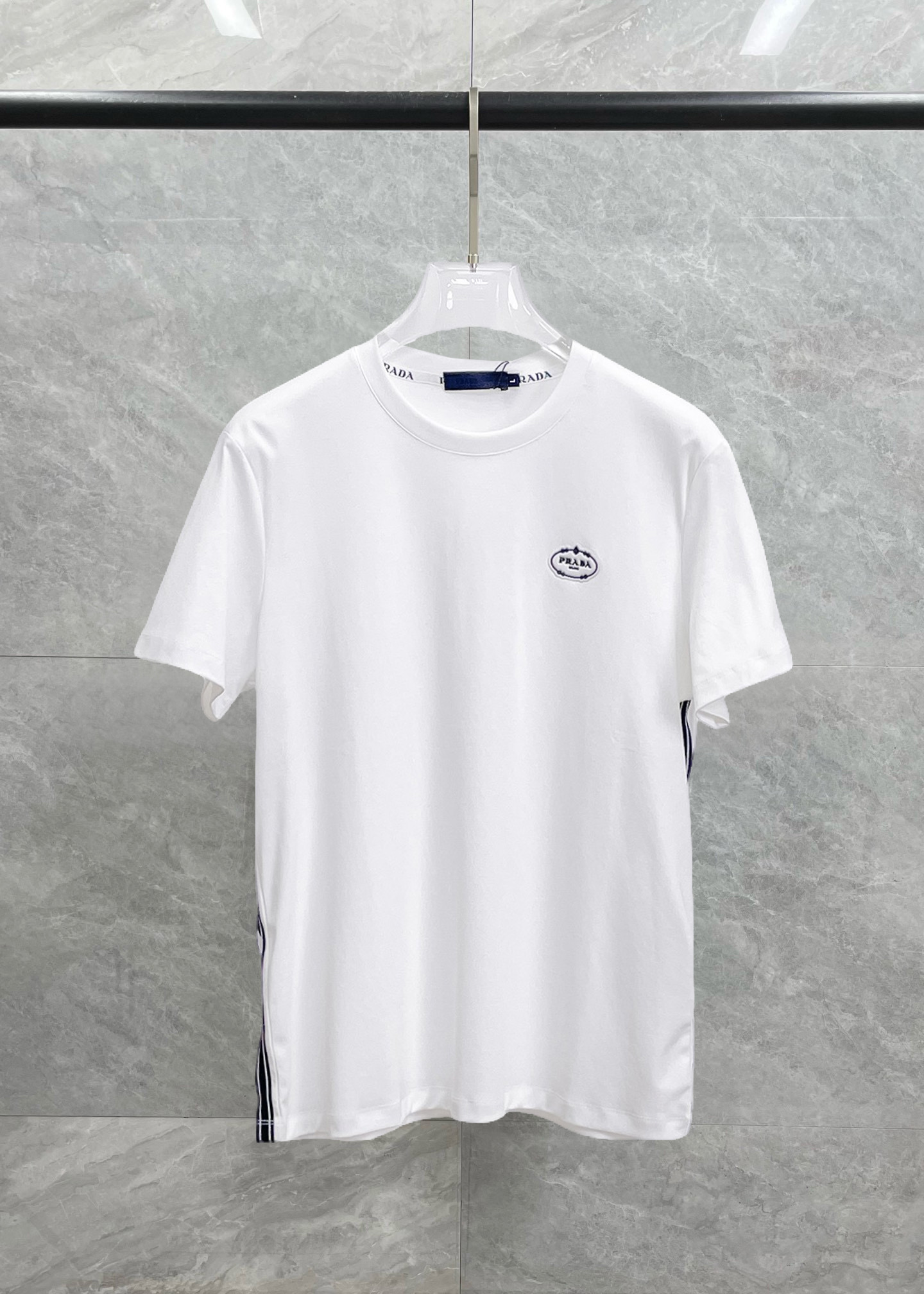 NO:429829,Prada's new spring and summer new style first-time counter latest short-sleeved round-neck T-shirt, high-end customization, avant-garde and fashionable design!  Brand logo heavy craft design, high-end customized double mercerized fabric, soft feel, comfortable to wear, exquisite counter-level car line, fine workmanship, invincible and handsome upper body effect!  A must-have item for handsome men!  Gospel of Fatty--- Code number M-4XL (maximum 4XL wearable kilogram), prada, T-shirt,tees, t-shirt,alexander wang19860909普拉达 2025春夏新款首发专柜最新款短袖圆领T恤 高端订制 设计前卫时尚！品牌logo重工艺设计 高端定制双丝光面料.手感柔软.穿着舒适.专柜级别精致车线.做工精细.上身效果无敌帅气！型男必备单品！胖子福音-- 码数 M-4XL(最大4XL可穿斤),,prada,T-shirt,tees，t-shirt,alexander wang,Men's clothing