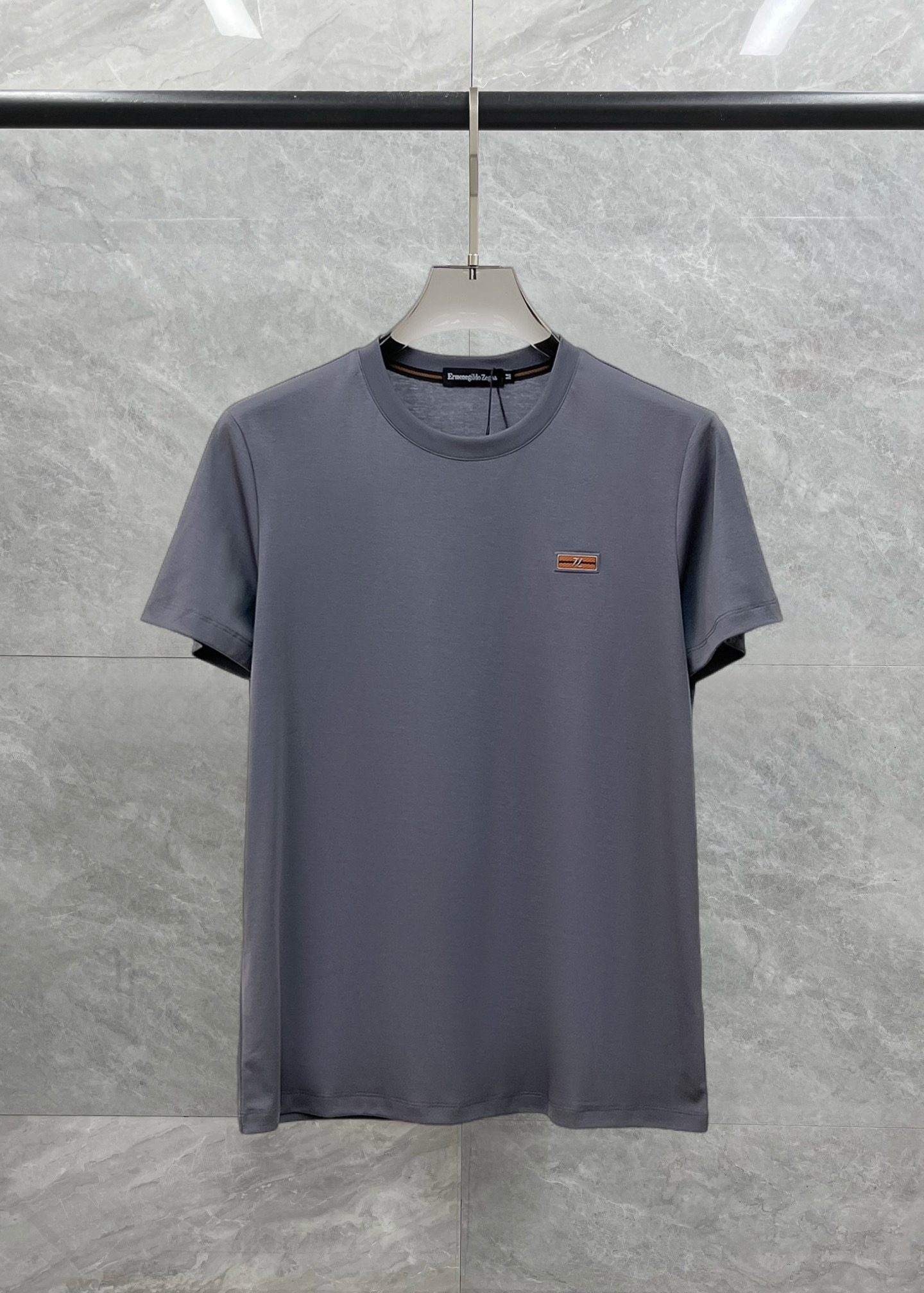 NO:429825,Jenia's new spring and summer new style first-time counter has the latest short-sleeved round-neck T-shirt with high-end customization and avant-garde and fashionable design!  Brand logo heavy craft design, high-end customized double mercerized fabric, soft feel, comfortable to wear, exquisite counter-level car line, fine workmanship, invincible and handsome upper body effect!  A must-have item for handsome men!  Fatty Gospel-- Code Number M-4XL (maximum 4XL can wear 210 catties), zegna, T-shirt,tees, t-shirt,alexander wang19860909杰尼亚 2025春夏新款首发专柜最新款短袖圆领T恤 高端订制 设计前卫时尚！品牌logo重工艺设计 高端定制双丝光面料.手感柔软.穿着舒适.专柜级别精致车线.做工精细.上身效果无敌帅气！型男必备单品！胖子福音-- 码数 M-4XL(最大4XL可穿210斤),,zegna,T-shirt,tees，t-shirt,alexander wang,Men's clothing