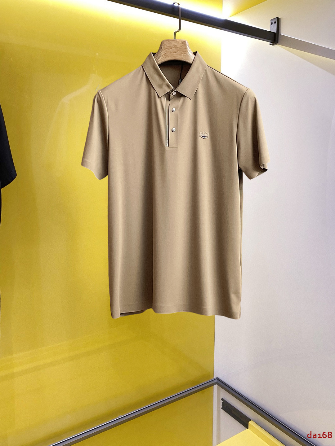 NO:469374,BOSS High-end Business White-collar workers are a must-have item for individuals in the unit!  Seizure-free pressed gel ice silk casual business short-sleeved Polo, technology fabric, ice silk traceless, very good body feel, smooth feel and great texture!  Good elasticity, no sense of restraint, the fabric has its own breathable mesh, moisture absorption and sweating, quick drying and keeping it dry, small lapel placket-breasted design, showing a straight posture, not soft pedal, simple style, can be used for business and leisure, highly recommended!  High-elastic ice silk, the touch is as smooth as jade silk, clean and neat, and elegant and gentlemanly. The high-end materials are the key to the fabric, the quality control must be used. The feel is extremely delicate and smooth, the fabric has a good gloss and upper body skeleton feel, so we can greet mature and quality men's clothing!  Sweat in summer and dry instantly, a brand new experience Business commuting and leisure M-4XL, T-shirt, alexander wang19860909BOSS 高端商务 白领 单位人士必入单品！ 无痕压胶冰丝休闲商务短袖Polo,科技面料,冰丝无痕,体感非常棒,手感顺滑质感很棒！弹性好,无任何束缚感,面料自带透气网孔,吸湿排汗,速干保持干爽,小翻领门襟排扣设计,展露挺拔姿态,不软踏,简约款式,商务休闲都可驾驭,强烈推荐！高弹冰丝,触感堪比玉蚕丝一样丝滑,干净利落,儒雅绅士风度.高级材质,重点就是面料上,品控的必上,手感极其细腻光滑,面料光泽感和上身骨架感好,打招成熟品质男装！夏天出汗秒干,全新体验 商务通勤休闲 M-4XL,,T-shirt,alexander wang,Men's clothing