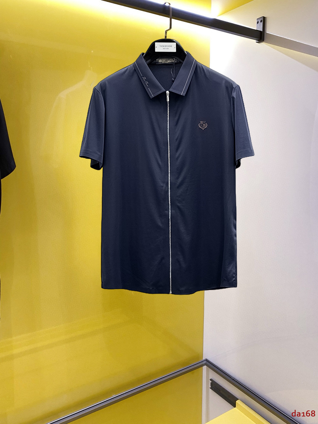 NO:469409,LP High-end Business White-collar workers are a must-have item for individuals in the unit!  Seal-free pressed glue ice silk casual business short-sleeved shirt, technological fabric, ice silk traceless, very good body feel, smooth feel and great texture!  Good elasticity, no sense of restraint, the fabric has its own breathable mesh, moisture absorption and sweating, quick drying and keeping it dry, small lapel placket-breasted design, showing a straight posture, not soft pedal, simple style, can be used for business and leisure, highly recommended!  High-elastic ice silk, the touch is as smooth as jade silk, clean and neat, and elegant and gentlemanly. The high-end materials are the key to the fabric, the quality control must be used. The feel is extremely delicate and smooth, the fabric has a good gloss and upper body skeleton feel, so we can greet mature and quality men's clothing!  Sweat in summer and dry in seconds, a brand new experience Business commuting and leisure M-4XL, loro piano,shirts,T-shirt,alexander wang19860909LP 高端商务 白领 单位人士必入单品！ 无痕压胶冰丝休闲商务短袖衬衫,科技面料,冰丝无痕,体感非常棒,手感顺滑质感很棒！弹性好,无任何束缚感,面料自带透气网孔,吸湿排汗,速干保持干爽,小翻领门襟排扣设计,展露挺拔姿态,不软踏,简约款式,商务休闲都可驾驭,强烈推荐！高弹冰丝,触感堪比玉蚕丝一样丝滑,干净利落,儒雅绅士风度.高级材质,重点就是面料上,品控的必上,手感极其细腻光滑,面料光泽感和上身骨架感好,打招成熟品质男装！夏天出汗秒干,全新体验 商务通勤休闲 M-4XL,,loro piana,shirts,T-shirt,alexander wang,Men's clothing