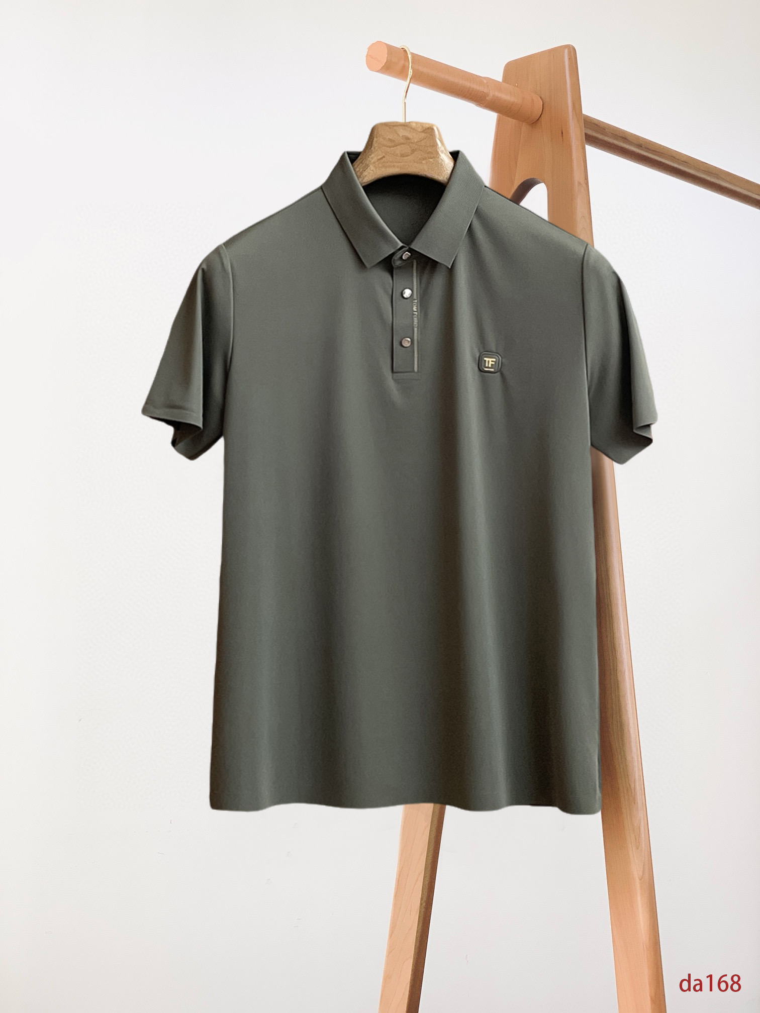 NO:474400,Tom Ford High-end Merchant Business White-collar workers are a must-have item for individuals in the unit!  Bead floor fabric casual business short-sleeved Polo, technology fabric, great body feel, smooth texture and great texture!  Good elasticity, no sense of restraint, the fabric has its own breathable mesh, moisture absorption and sweating, quick drying and keeping it dry, small lapel placket-breasted design, showing a straight posture, not soft pedal, simple style, can be used for business and leisure, highly recommended!  High-elastic ice silk, the touch is as smooth as jade silk, clean and neat, and elegant and gentlemanly. The high-end materials are the key to the fabric, the quality control must be used. The feel is extremely delicate and smooth, the fabric has a good gloss and upper body skeleton feel, so we can greet mature and quality men's clothing!  Sweat in summer and dry in seconds, a brand new experience Business commuting and leisure Number M-4XL, maximum wear 200 catties, T-shirt, alexander wang19860909汤姆福特 高端货商务 白领 单位人士必入单品！ 珠地面料休闲商务短袖Polo,科技面料,体感非常棒,手感顺滑质感很棒！弹性好,无任何束缚感,面料自带透气网孔,吸湿排汗,速干保持干爽,小翻领门襟排扣设计,展露挺拔姿态,不软踏,简约款式,商务休闲都可驾驭,强烈推荐！高弹冰丝,触感堪比玉蚕丝一样丝滑,干净利落,儒雅绅士风度.高级材质,重点就是面料上,品控的必上,手感极其细腻光滑,面料光泽感和上身骨架感好,打招成熟品质男装！夏天出汗秒干,全新体验 商务通勤休闲 码数M-4XL,最大穿200斤,,T-shirt,alexander wang,Men's clothing