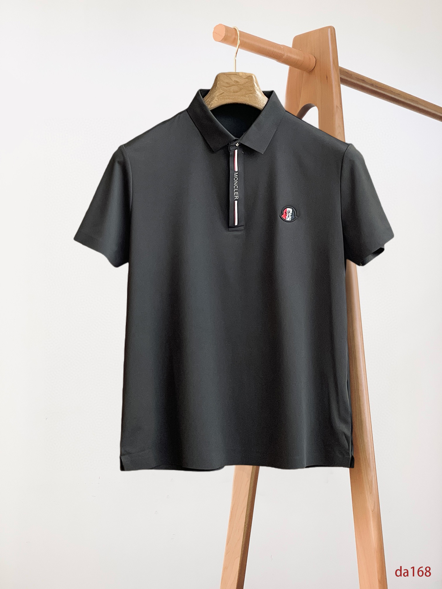 NO:474408,Mask, high-end goods business, white-collar workers, must-have items for individuals in the unit!  Bead floor fabric casual business short-sleeved Polo, technology fabric, great body feel, smooth texture and great texture!  Good elasticity, no sense of restraint, the fabric has its own breathable mesh, moisture absorption and sweating, quick drying and keeping it dry, small lapel placket-breasted design, showing a straight posture, not soft pedal, simple style, can be used for business and leisure, highly recommended!  High-elastic ice silk, the touch is as smooth as jade silk, clean and neat, and elegant and gentlemanly. The high-end materials are the key to the fabric, the quality control must be used. The feel is extremely delicate and smooth, the fabric has a good gloss and upper body skeleton feel, so we can greet mature and quality men's clothing!  Sweat in summer and dry in seconds, a brand new experience Business commuting and leisure Number M-4XL, maximum wear 200 catties, Moncler, T-shirt, alexander wang19860909蒙口 高端货商务 白领 单位人士必入单品！ 珠地面料休闲商务短袖Polo,科技面料,体感非常棒,手感顺滑质感很棒！弹性好,无任何束缚感,面料自带透气网孔,吸湿排汗,速干保持干爽,小翻领门襟排扣设计,展露挺拔姿态,不软踏,简约款式,商务休闲都可驾驭,强烈推荐！高弹冰丝,触感堪比玉蚕丝一样丝滑,干净利落,儒雅绅士风度.高级材质,重点就是面料上,品控的必上,手感极其细腻光滑,面料光泽感和上身骨架感好,打招成熟品质男装！夏天出汗秒干,全新体验 商务通勤休闲 码数M-4XL,最大穿200斤,,Moncler,T-shirt,alexander wang,Men's clothing