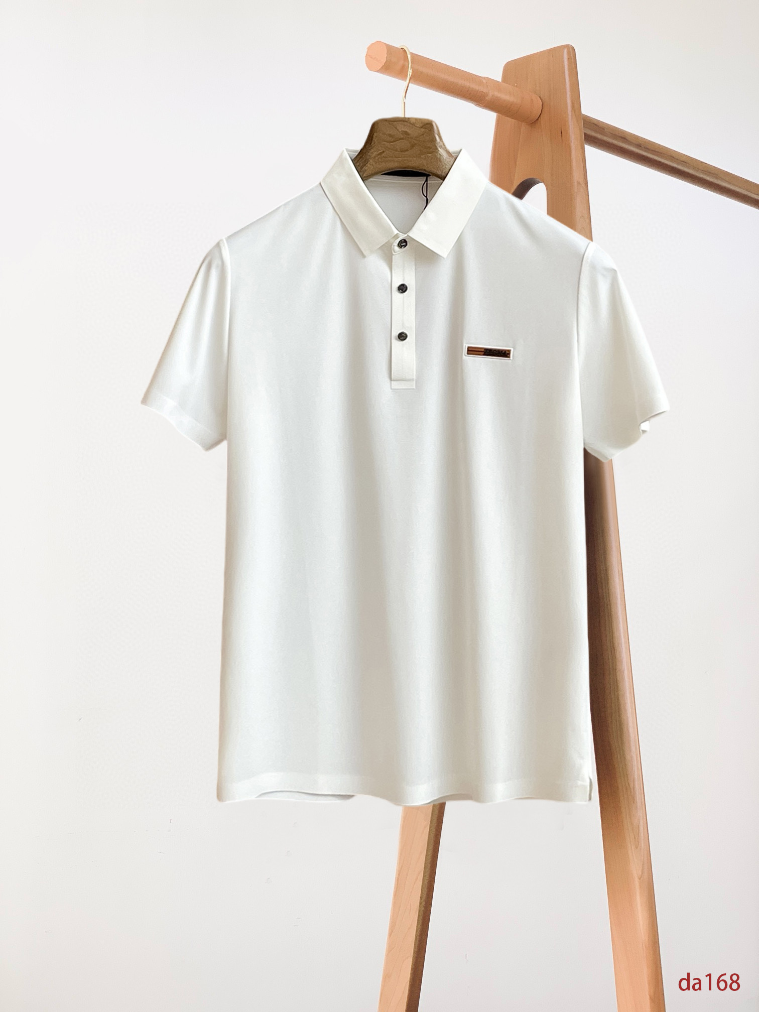 NO:474382,Jenia High-end goods business White-collar workers are a must-have item for individuals in the unit!  Bead floor fabric casual business short-sleeved Polo, technology fabric, great body feel, smooth texture and great texture!  Good elasticity, no sense of restraint, the fabric has its own breathable mesh, moisture absorption and sweating, quick drying and keeping it dry, small lapel placket-breasted design, showing a straight posture, not soft pedal, simple style, can be used for business and leisure, highly recommended!  High-elastic ice silk, the touch is as smooth as jade silk, clean and neat, and elegant and gentlemanly. The high-end materials are the key to the fabric, the quality control must be used. The feel is extremely delicate and smooth, the fabric has a good gloss and upper body skeleton feel, so we can greet mature and quality men's clothing!  Sweat in summer and dry in seconds, a brand new experience Business commuting and leisure Number M-4XL, maximum wear 200 catties, zegna, T-shirt, alexander wang19860909杰尼亚 高端货商务 白领 单位人士必入单品！ 珠地面料休闲商务短袖Polo,科技面料,体感非常棒,手感顺滑质感很棒！弹性好,无任何束缚感,面料自带透气网孔,吸湿排汗,速干保持干爽,小翻领门襟排扣设计,展露挺拔姿态,不软踏,简约款式,商务休闲都可驾驭,强烈推荐！高弹冰丝,触感堪比玉蚕丝一样丝滑,干净利落,儒雅绅士风度.高级材质,重点就是面料上,品控的必上,手感极其细腻光滑,面料光泽感和上身骨架感好,打招成熟品质男装！夏天出汗秒干,全新体验 商务通勤休闲 码数M-4XL,最大穿200斤,,zegna,T-shirt,alexander wang,Men's clothing
