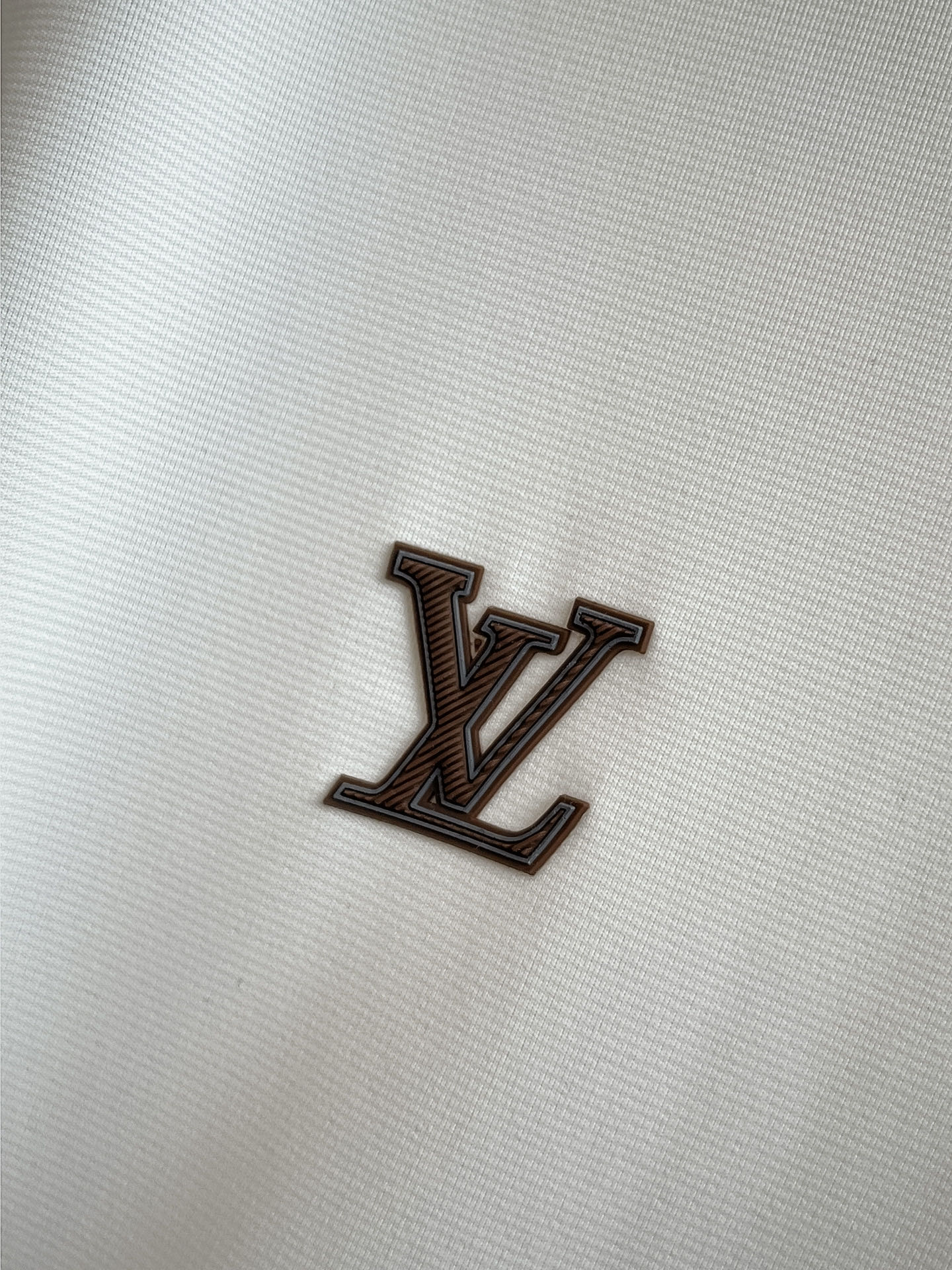 P170 LV 高端货商务 白领 单位人士必入单品！ 珠地面料休闲商务短袖Polo，科技面料，体感非常棒，手感顺滑质感很棒！弹性好，无任何束缚感，面料自带透气网孔，吸湿排汗，速干保持干爽，小翻领门襟排扣设计，展露挺拔姿态，不软踏，简约款式，商务休闲都可驾驭，强烈推荐！高弹冰丝，触感堪比玉蚕丝一样丝滑，干净利落，儒雅绅士风度。高级材质，重点就是面料上，品控的必上，手感极其细腻光滑，面料光泽感和上身骨架感好，打招成熟品质男装！夏天出汗秒干，全新体验 商务通勤休闲 码数：M-4XL，最大穿200斤