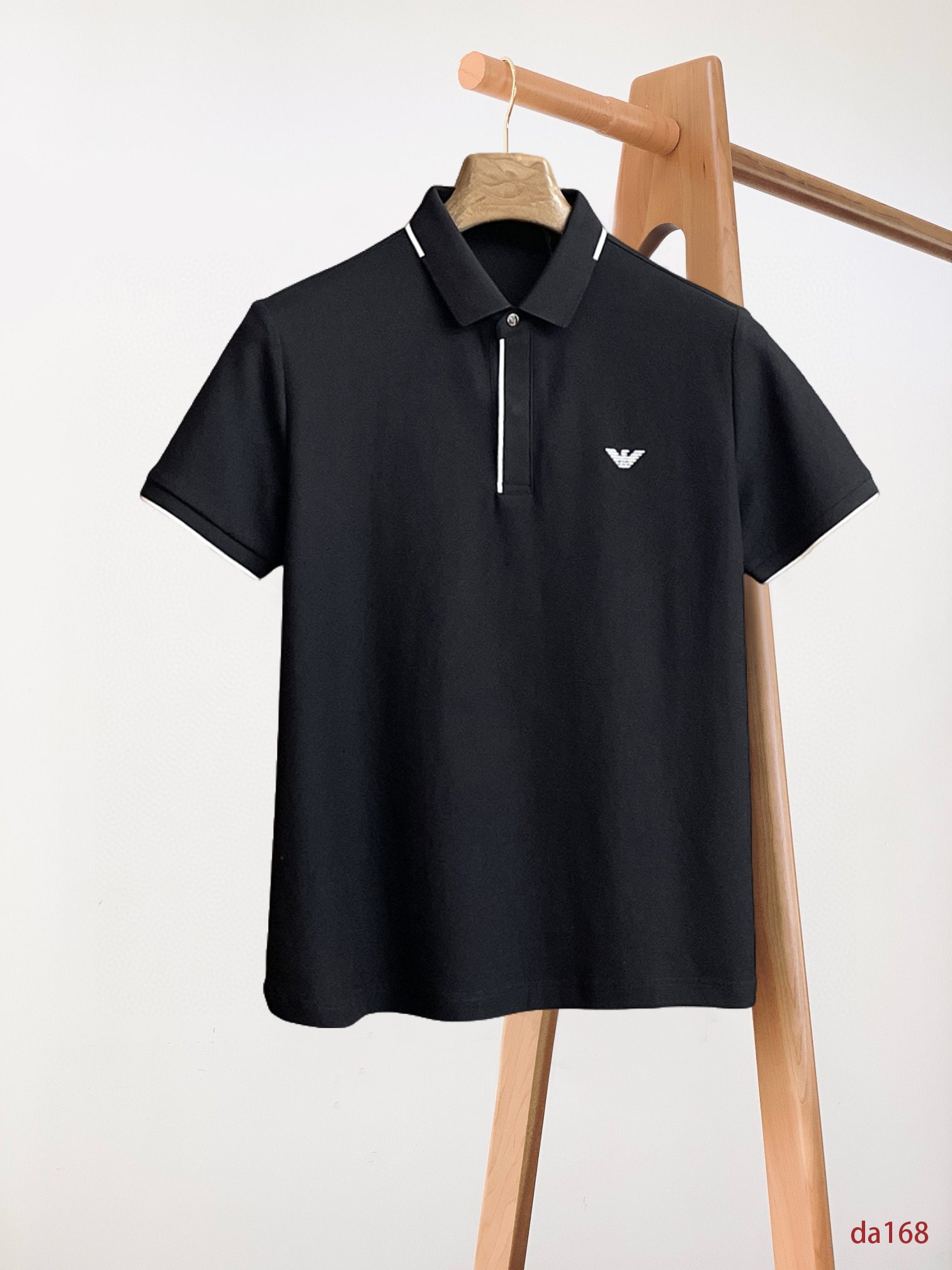 NO:474412,Armani High-end goods business, white-collar workers, must-have items for individuals in the unit!  Bead floor fabric casual business short-sleeved Polo, technology fabric, great body feel, smooth texture and great texture!  Good elasticity, no sense of restraint, the fabric has its own breathable mesh, moisture absorption and sweating, quick drying and keeping it dry, small lapel placket-breasted design, showing a straight posture, not soft pedal, simple style, can be used for business and leisure, highly recommended!  High-elastic ice silk, the touch is as smooth as jade silk, clean and neat, and elegant and gentlemanly. The high-end materials are the key to the fabric, the quality control must be used. The feel is extremely delicate and smooth, the fabric has a good gloss and upper body skeleton feel, so we can greet mature and quality men's clothing!  Sweat in summer and dry in seconds, a brand new experience Business commuting and leisure Number M-4XL, maximum wear 200 catties, armani, T-shirt, alexander wang19860909阿玛尼 高端货商务 白领 单位人士必入单品！ 珠地面料休闲商务短袖Polo,科技面料,体感非常棒,手感顺滑质感很棒！弹性好,无任何束缚感,面料自带透气网孔,吸湿排汗,速干保持干爽,小翻领门襟排扣设计,展露挺拔姿态,不软踏,简约款式,商务休闲都可驾驭,强烈推荐！高弹冰丝,触感堪比玉蚕丝一样丝滑,干净利落,儒雅绅士风度.高级材质,重点就是面料上,品控的必上,手感极其细腻光滑,面料光泽感和上身骨架感好,打招成熟品质男装！夏天出汗秒干,全新体验 商务通勤休闲 码数M-4XL,最大穿200斤,,armani,T-shirt,alexander wang,Men's clothing