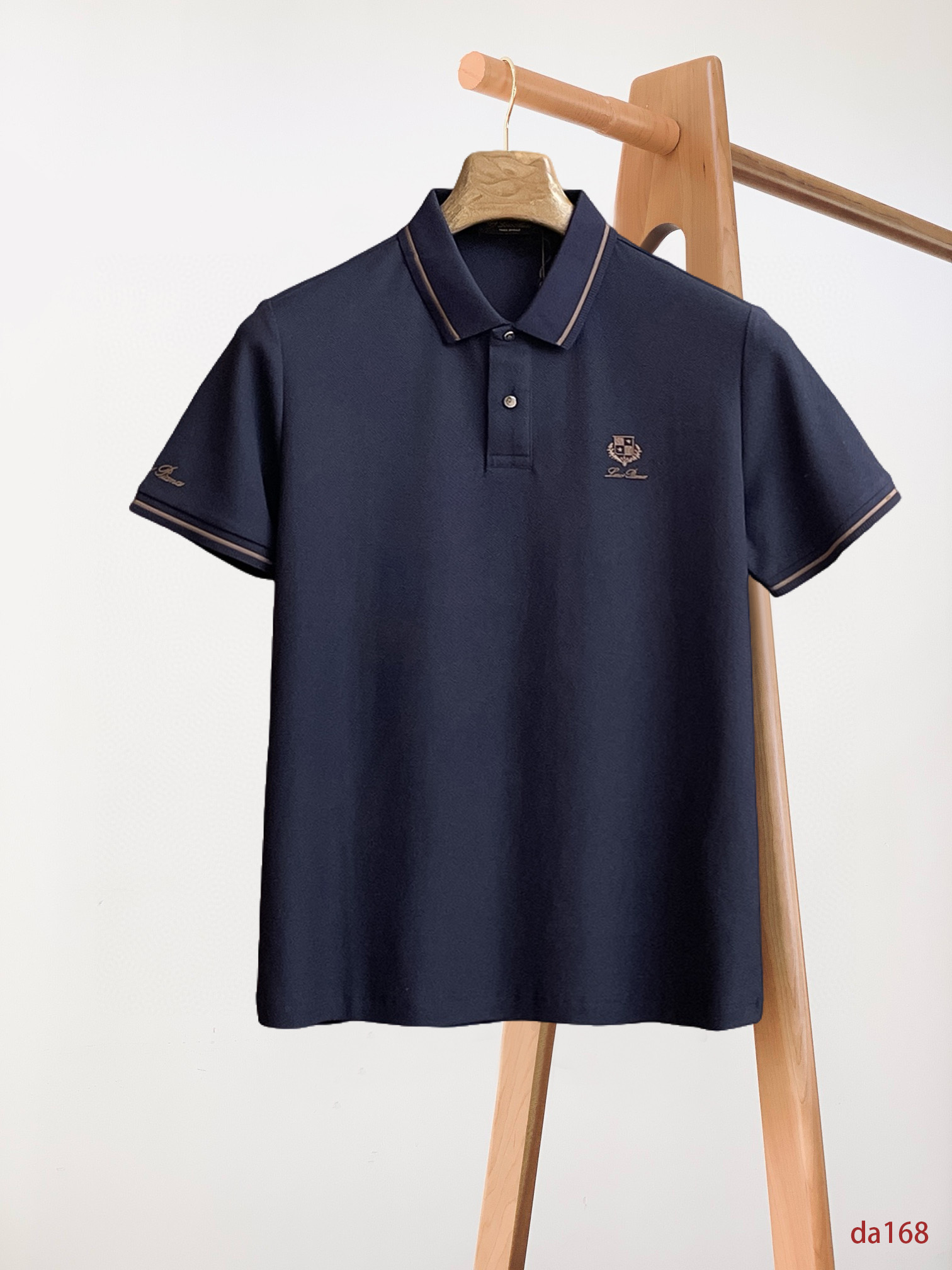 NO:474416,LP High-end Goods Business White-collar workers are a must-have item for individuals in the unit!  Bead floor fabric casual business short-sleeved Polo, technology fabric, great body feel, smooth texture and great texture!  Good elasticity, no sense of restraint, the fabric has its own breathable mesh, moisture absorption and sweating, quick drying and keeping it dry, small lapel placket-breasted design, showing a straight posture, not soft pedal, simple style, can be used for business and leisure, highly recommended!  High-elastic ice silk, the touch is as smooth as jade silk, clean and neat, and elegant and gentlemanly. The high-end materials are the key to the fabric, the quality control must be used. The feel is extremely delicate and smooth, the fabric has a good gloss and upper body skeleton feel, so we can greet mature and quality men's clothing!  Sweat in summer and dry in seconds, a brand new experience Business commuting and leisure Number M-4XL, maximum wear 200 catties, loro piana, T-shirt, alexander wang19860909LP 高端货商务 白领 单位人士必入单品！ 珠地面料休闲商务短袖Polo,科技面料,体感非常棒,手感顺滑质感很棒！弹性好,无任何束缚感,面料自带透气网孔,吸湿排汗,速干保持干爽,小翻领门襟排扣设计,展露挺拔姿态,不软踏,简约款式,商务休闲都可驾驭,强烈推荐！高弹冰丝,触感堪比玉蚕丝一样丝滑,干净利落,儒雅绅士风度.高级材质,重点就是面料上,品控的必上,手感极其细腻光滑,面料光泽感和上身骨架感好,打招成熟品质男装！夏天出汗秒干,全新体验 商务通勤休闲 码数M-4XL,最大穿200斤,,loro piana,T-shirt,alexander wang,Men's clothing