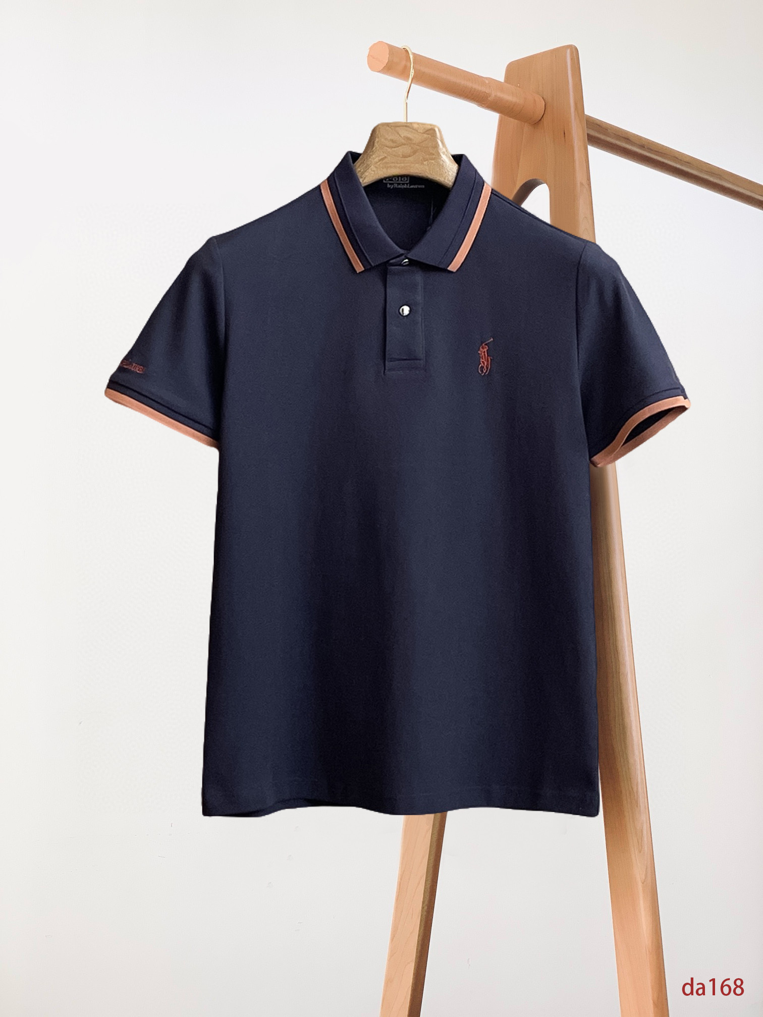 NO:474421,Paul, high-end goods business, white-collar workers, must-have items for individuals in the unit!  Bead floor fabric casual business short-sleeved Polo, technology fabric, great body feel, smooth texture and great texture!  Good elasticity, no sense of restraint, the fabric has its own breathable mesh, moisture absorption and sweating, quick drying and keeping it dry, small lapel placket-breasted design, showing a straight posture, not soft pedal, simple style, can be used for business and leisure, highly recommended!  High-elastic ice silk, the touch is as smooth as jade silk, clean and neat, and elegant and gentlemanly. The high-end materials are the key to the fabric, the quality control must be used. The feel is extremely delicate and smooth, the fabric has a good gloss and upper body skeleton feel, so we can greet mature and quality men's clothing!  Sweat in summer and dry in seconds, a brand new experience Business commuting and leisure Number M-4XL, maximum wear 200 catties, T-shirt, alexander wang19860909保罗 高端货商务 白领 单位人士必入单品！ 珠地面料休闲商务短袖Polo,科技面料,体感非常棒,手感顺滑质感很棒！弹性好,无任何束缚感,面料自带透气网孔,吸湿排汗,速干保持干爽,小翻领门襟排扣设计,展露挺拔姿态,不软踏,简约款式,商务休闲都可驾驭,强烈推荐！高弹冰丝,触感堪比玉蚕丝一样丝滑,干净利落,儒雅绅士风度.高级材质,重点就是面料上,品控的必上,手感极其细腻光滑,面料光泽感和上身骨架感好,打招成熟品质男装！夏天出汗秒干,全新体验 商务通勤休闲 码数M-4XL,最大穿200斤,,T-shirt,alexander wang,Men's clothing