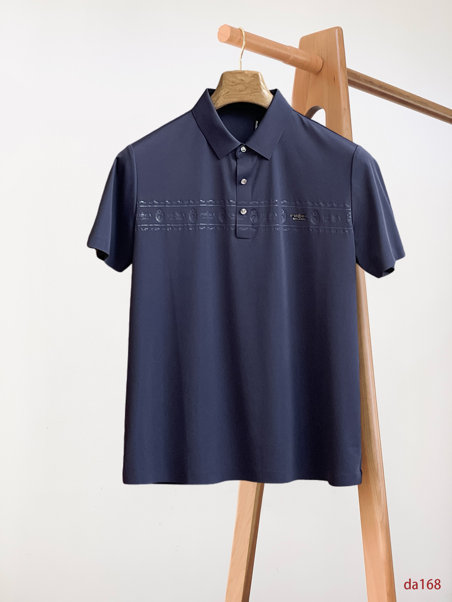 NO:474425,Prada High-end Goods Business White-collar workers are a must-have item for individuals in the unit!  Bead floor fabric casual business short-sleeved Polo, technology fabric, great body feel, smooth texture and great texture!  Good elasticity, no sense of restraint, the fabric has its own breathable mesh, moisture absorption and sweating, quick drying and keeping it dry, small lapel placket-breasted design, showing a straight posture, not soft pedal, simple style, can be used for business and leisure, highly recommended!  High-elastic ice silk, the touch is as smooth as jade silk, clean and neat, and elegant and gentlemanly. The high-end materials are the key to the fabric, the quality control must be used. The feel is extremely delicate and smooth, the fabric has a good gloss and upper body skeleton feel, so we can greet mature and quality men's clothing!  Sweat in summer and dry in seconds, a brand new experience Business commuting and leisure Number M-4XL, maximum wear 200 catties, prada, T-shirt, alexander wang19860909普拉达 高端货商务 白领 单位人士必入单品！ 珠地面料休闲商务短袖Polo,科技面料,体感非常棒,手感顺滑质感很棒！弹性好,无任何束缚感,面料自带透气网孔,吸湿排汗,速干保持干爽,小翻领门襟排扣设计,展露挺拔姿态,不软踏,简约款式,商务休闲都可驾驭,强烈推荐！高弹冰丝,触感堪比玉蚕丝一样丝滑,干净利落,儒雅绅士风度.高级材质,重点就是面料上,品控的必上,手感极其细腻光滑,面料光泽感和上身骨架感好,打招成熟品质男装！夏天出汗秒干,全新体验 商务通勤休闲 码数M-4XL,最大穿200斤,,prada,T-shirt,alexander wang,Men's clothing