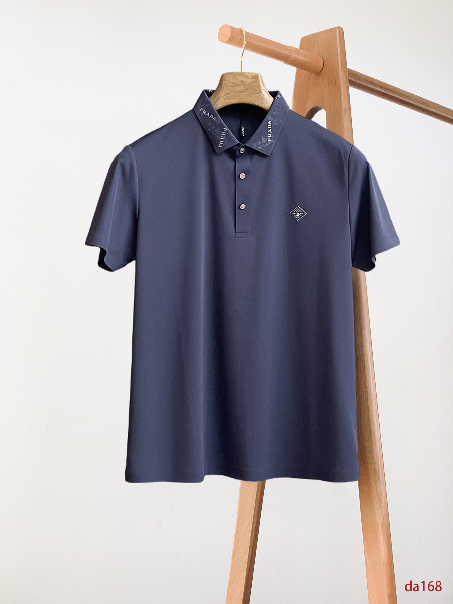 NO:474434,Prada High-end Goods Business White-collar workers are a must-have item for individuals in the unit!  Bead floor fabric casual business short-sleeved Polo, technology fabric, great body feel, smooth texture and great texture!  Good elasticity, no sense of restraint, the fabric has its own breathable mesh, moisture absorption and sweating, quick drying and keeping it dry, small lapel placket-breasted design, showing a straight posture, not soft pedal, simple style, can be used for business and leisure, highly recommended!  High-elastic ice silk, the touch is as smooth as jade silk, clean and neat, and elegant and gentlemanly. The high-end materials are the key to the fabric, the quality control must be used. The feel is extremely delicate and smooth, the fabric has a good gloss and upper body skeleton feel, so we can greet mature and quality men's clothing!  Sweat in summer and dry in seconds, a brand new experience Business commuting and leisure Number M-4XL, maximum wear 200 catties, prada, T-shirt, alexander wang19860909普拉达 高端货商务 白领 单位人士必入单品！ 珠地面料休闲商务短袖Polo,科技面料,体感非常棒,手感顺滑质感很棒！弹性好,无任何束缚感,面料自带透气网孔,吸湿排汗,速干保持干爽,小翻领门襟排扣设计,展露挺拔姿态,不软踏,简约款式,商务休闲都可驾驭,强烈推荐！高弹冰丝,触感堪比玉蚕丝一样丝滑,干净利落,儒雅绅士风度.高级材质,重点就是面料上,品控的必上,手感极其细腻光滑,面料光泽感和上身骨架感好,打招成熟品质男装！夏天出汗秒干,全新体验 商务通勤休闲 码数M-4XL,最大穿200斤,,prada,T-shirt,alexander wang,Men's clothing