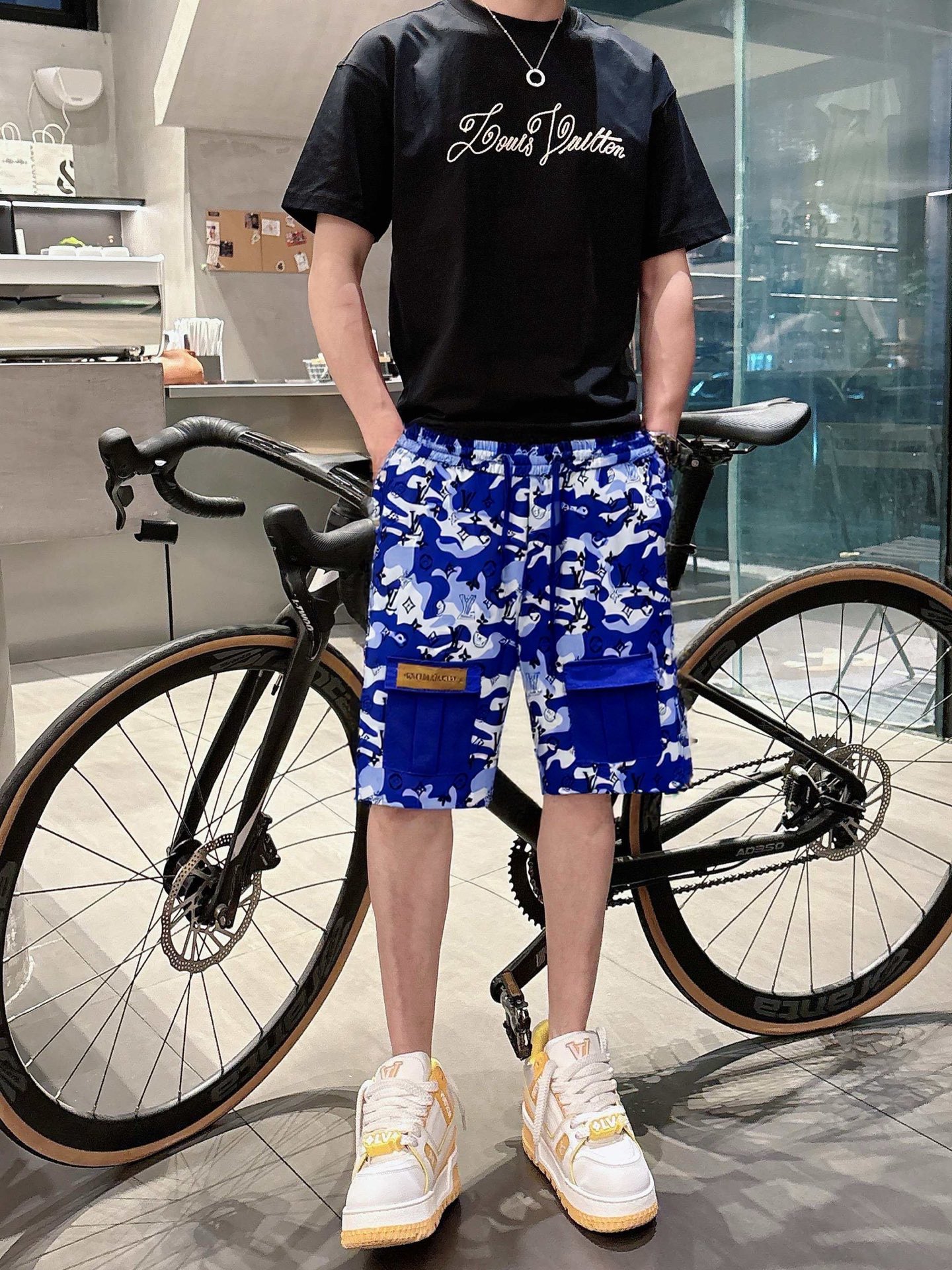 P240 LV 2025ss夏季新款原单专柜休闲短裤，奢华经典品牌原版LOGO配饰 专柜热销款 身穿着非常舒适 低调不失奢华 穿出去非常有档次 裤型款式和裁剪亦无需多言 上身精致跃然👍高档一等一顶级质料 真正殿堂级的休闲裤 选用土耳其的棉花✂️品质卓然,经过重水洗使得裤子很柔软！不挑人 上身绝对的有型 极度奢华。 尺码：M-3XL下单报身高体重。