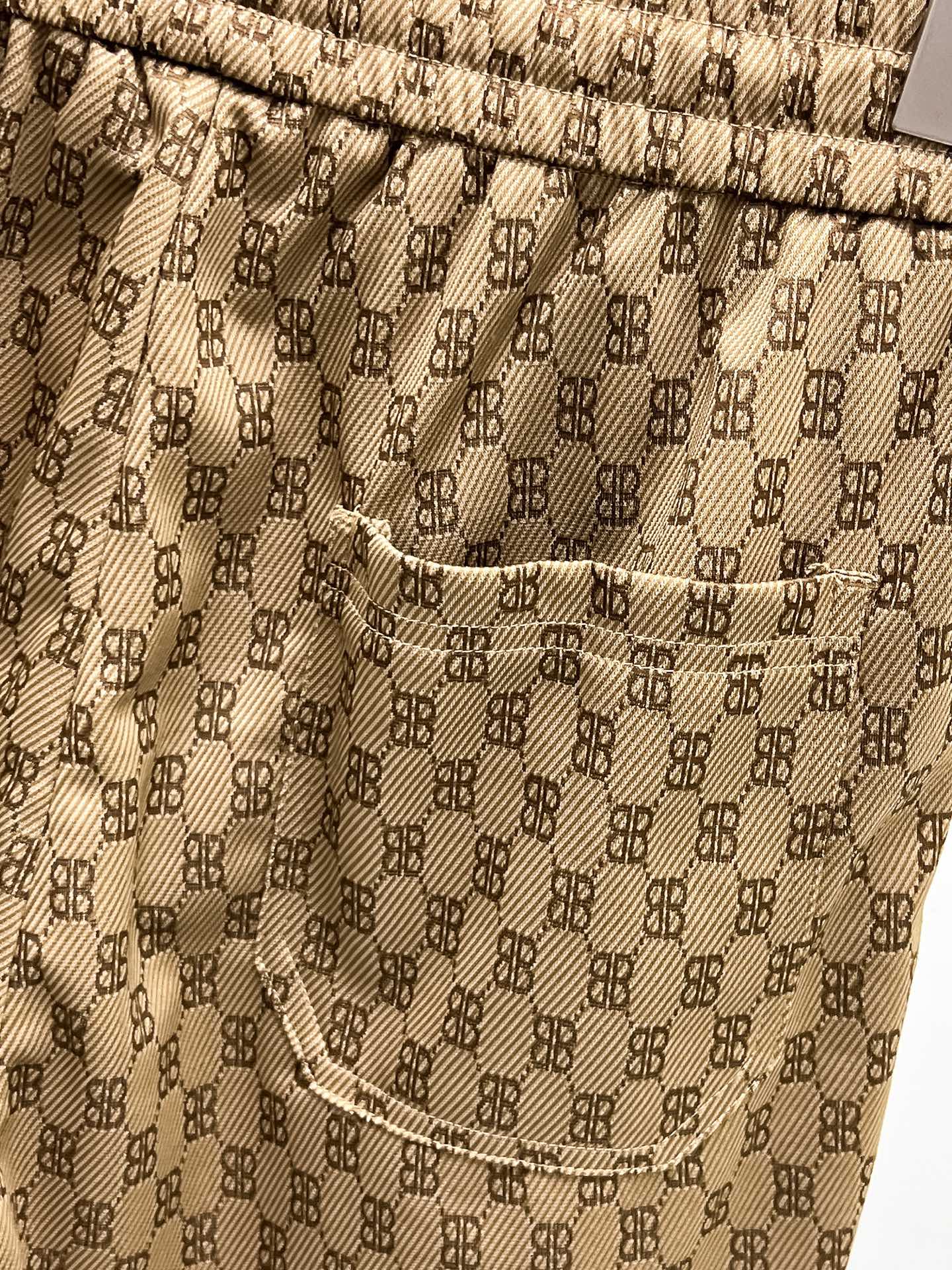 P230 巴黎世家 2025ss夏季新款原单专柜休闲短裤，奢华经典品牌原版LOGO配饰 专柜热销款 身穿着非常舒适 低调不失奢华 穿出去非常有档次 裤型款式和裁剪亦无需多言 上身精致跃然👍高档一等一顶级质料 真正殿堂级的休闲裤 选用土耳其的棉花✂️品质卓然,经过重水洗使得裤子很柔软！不挑人 上身绝对的有型 极度奢华。 尺码：M-3XL下单报身高体重。
