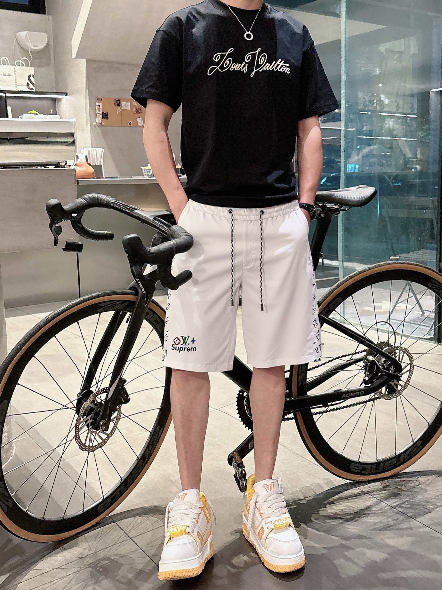 P240 LV 2025ss夏季新款原单专柜休闲短裤，奢华经典品牌原版LOGO配饰 专柜热销款 身穿着非常舒适 低调不失奢华 穿出去非常有档次 裤型款式和裁剪亦无需多言 上身精致跃然👍高档一等一顶级质料 真正殿堂级的休闲裤 选用土耳其的棉花✂️品质卓然,经过重水洗使得裤子很柔软！不挑人 上身绝对的有型 极度奢华。 尺码：M-3XL下单报身高体重。