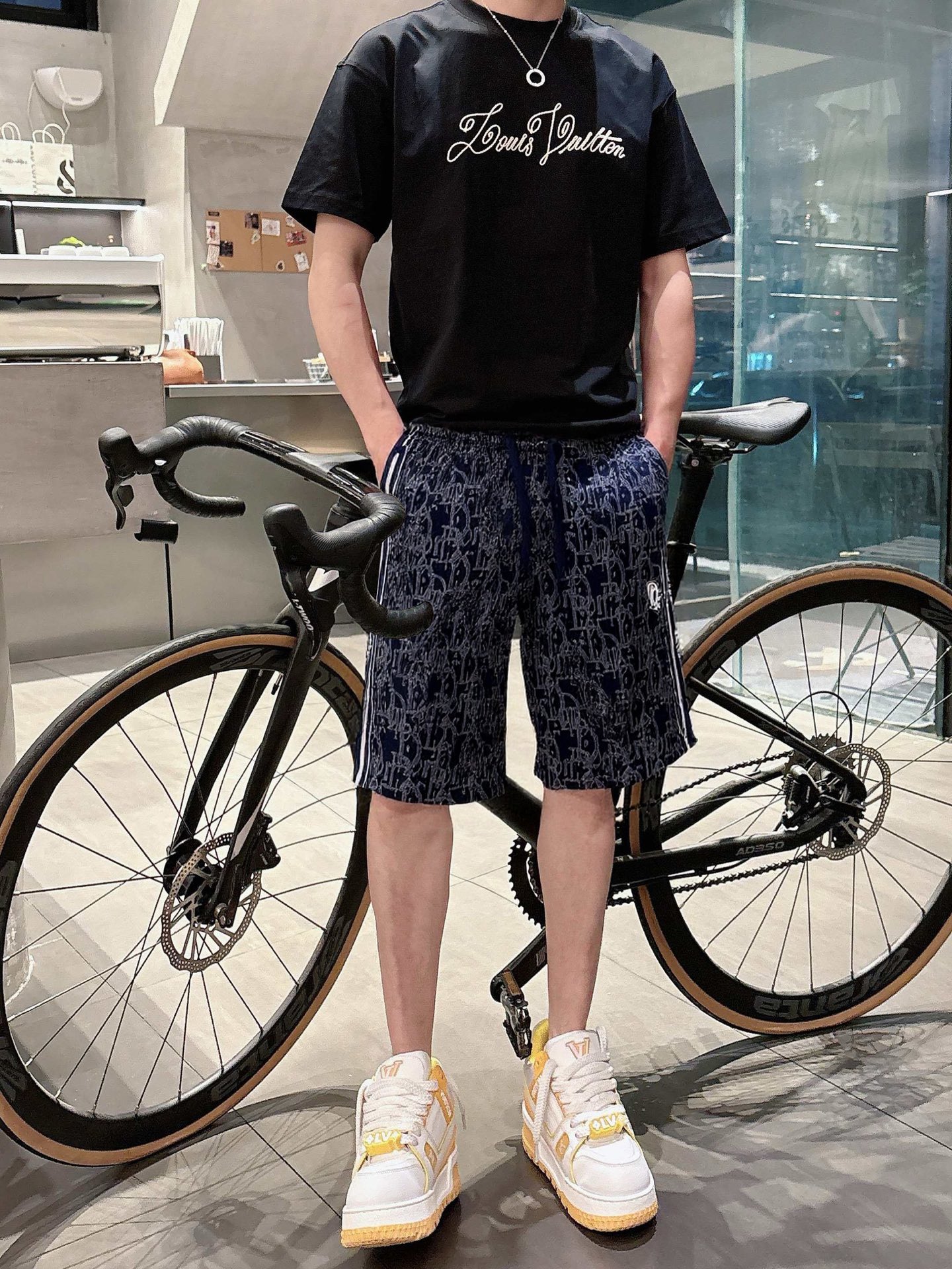 NO:491499,Dior 2025ss summer new style original single counter casual shorts, luxury classic brand original LOGO accessories, hot-selling models for the counter, very comfortable to wear, low-key and luxurious, very classy when worn, no need to say much about the trouser style and cutting, the upper body is exquisite and vivid, high-end and top-quality materials, a truly palace-level casual pants, Turkish cotton quality, heavy washing makes the pants very soft!  Not picky about people, the upper body is absolutely stylish and extremely luxurious. Size M-3XL orders to report height and weight.,,dior, shorts,alexander wang19860909迪奥 2025ss夏季新款原单专柜休闲短裤,奢华经典品牌原版LOGO配饰 专柜热销款 身穿着非常舒适 低调不失奢华 穿出去非常有档次 裤型款式和裁剪亦无需多言 上身精致跃然高档一等一顶级质料 真正殿堂级的休闲裤 选用土耳其的棉花品质卓然,经过重水洗使得裤子很柔软！不挑人 上身绝对的有型 极度奢华. 尺码M-3XL下单报身高体重.,,dior,shorts,alexander wang,Men's clothing