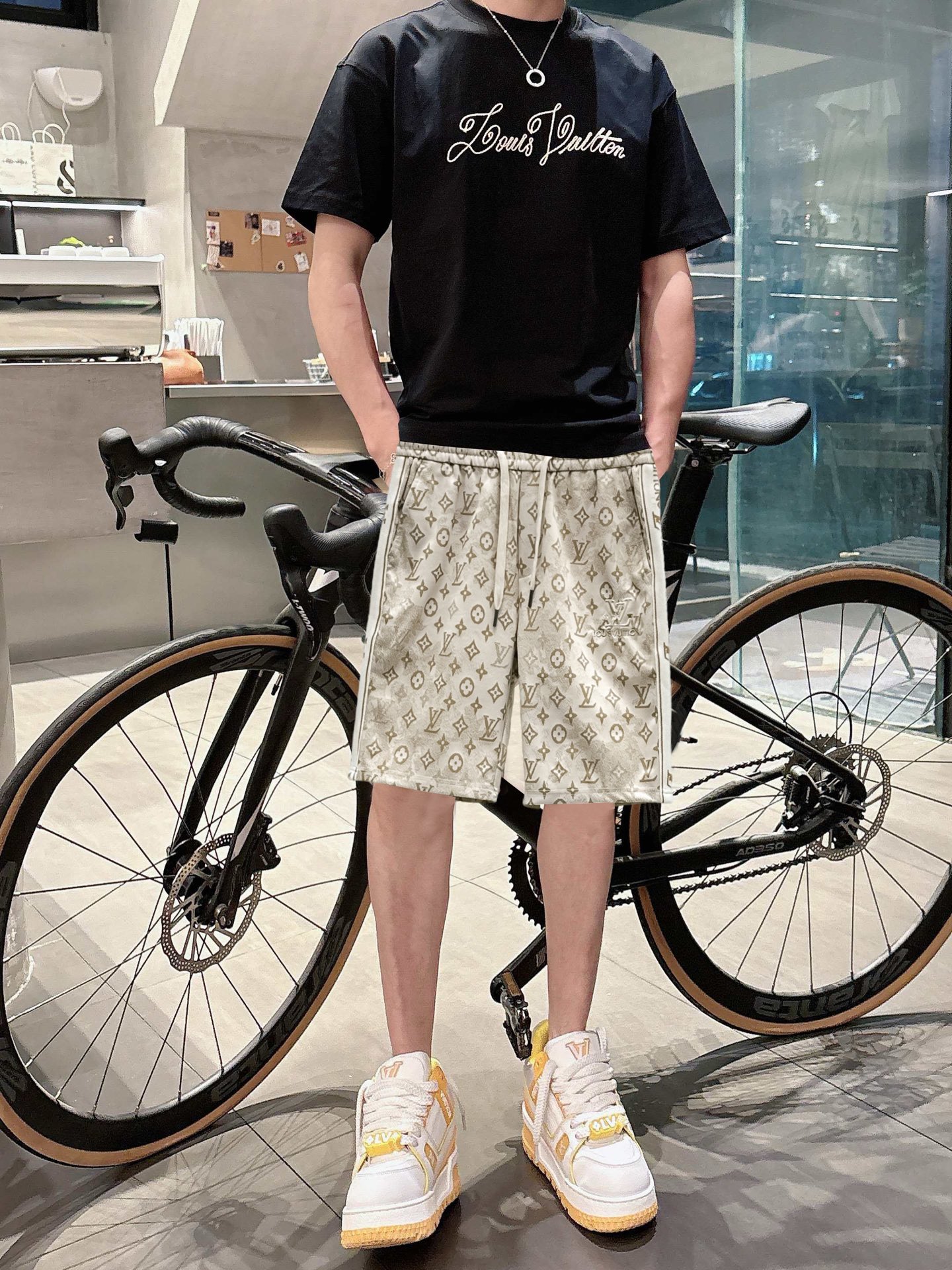 NO:491508,LV 2025ss summer new style original single counter casual shorts, luxury classic brand original LOGO accessories, hot-selling models for the counter, very comfortable to wear, low-key and luxurious, very classy when worn, no need to say much about the pants style and cutting, the upper body is exquisite and vivid, high-end and top-quality materials, a truly palace-level casual pants, Turkish cotton quality, heavy washing makes the pants very soft!  Not picky about people, the upper body is absolutely stylish and extremely luxurious. Size M-3XL orders to report height and weight.,,louis vuitton, shorts,alexander wang19860909LV 2025ss夏季新款原单专柜休闲短裤,奢华经典品牌原版LOGO配饰 专柜热销款 身穿着非常舒适 低调不失奢华 穿出去非常有档次 裤型款式和裁剪亦无需多言 上身精致跃然高档一等一顶级质料 真正殿堂级的休闲裤 选用土耳其的棉花品质卓然,经过重水洗使得裤子很柔软！不挑人 上身绝对的有型 极度奢华. 尺码M-3XL下单报身高体重.,,louis vuitton,shorts,alexander wang,Men's clothing