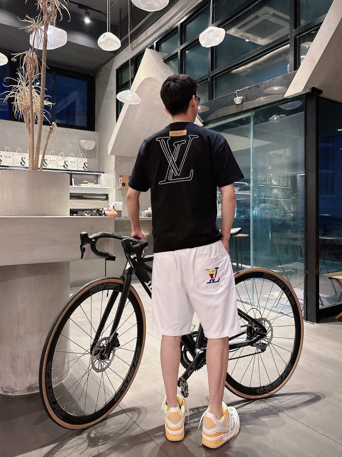 P240 LV 2025ss夏季新款原单专柜休闲短裤，奢华经典品牌原版LOGO配饰 专柜热销款 身穿着非常舒适 低调不失奢华 穿出去非常有档次 裤型款式和裁剪亦无需多言 上身精致跃然👍高档一等一顶级质料 真正殿堂级的休闲裤 选用土耳其的棉花✂️品质卓然,经过重水洗使得裤子很柔软！不挑人 上身绝对的有型 极度奢华。 尺码：M-3XL下单报身高体重。