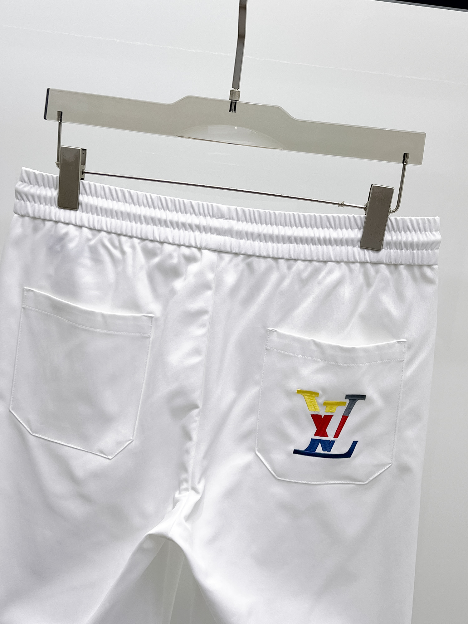 P240 LV 2025ss夏季新款原单专柜休闲短裤，奢华经典品牌原版LOGO配饰 专柜热销款 身穿着非常舒适 低调不失奢华 穿出去非常有档次 裤型款式和裁剪亦无需多言 上身精致跃然👍高档一等一顶级质料 真正殿堂级的休闲裤 选用土耳其的棉花✂️品质卓然,经过重水洗使得裤子很柔软！不挑人 上身绝对的有型 极度奢华。 尺码：M-3XL下单报身高体重。