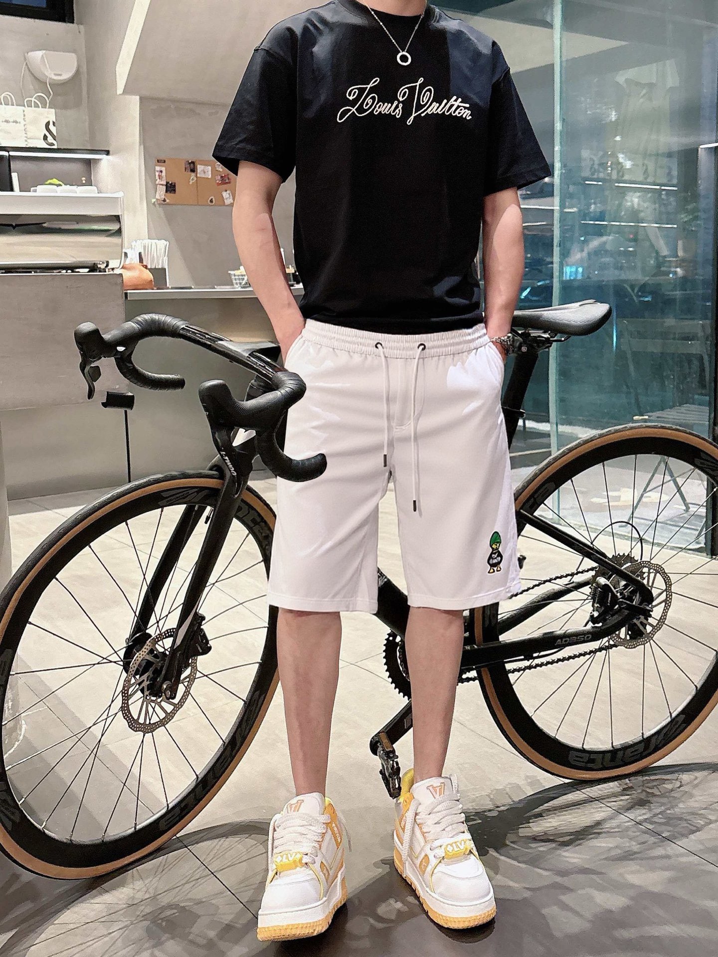 P240 LV 2025ss夏季新款原单专柜休闲短裤，奢华经典品牌原版LOGO配饰 专柜热销款 身穿着非常舒适 低调不失奢华 穿出去非常有档次 裤型款式和裁剪亦无需多言 上身精致跃然👍高档一等一顶级质料 真正殿堂级的休闲裤 选用土耳其的棉花✂️品质卓然,经过重水洗使得裤子很柔软！不挑人 上身绝对的有型 极度奢华。 尺码：M-3XL下单报身高体重。