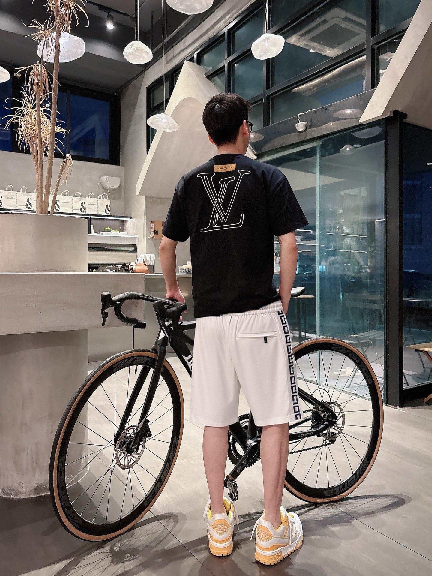 NO:491517,Versace 2025ss summer new style original single counter casual shorts, luxury classic brand original LOGO accessories, hot-selling models for the counter, very comfortable to wear, low-key and luxurious, very classy when worn, no need to say much about the pants style and cutting, the upper body is exquisite and vivid, high-end and top-quality materials, a truly palace-level casual pants, Turkish cotton quality, heavy washing makes the pants very soft!  Not picky about people, the upper body is absolutely stylish and extremely luxurious. Size M-3XL orders to report height and weight., versace, shorts, alexander wang19860909范思哲 2025ss夏季新款原单专柜休闲短裤,奢华经典品牌原版LOGO配饰 专柜热销款 身穿着非常舒适 低调不失奢华 穿出去非常有档次 裤型款式和裁剪亦无需多言 上身精致跃然高档一等一顶级质料 真正殿堂级的休闲裤 选用土耳其的棉花品质卓然,经过重水洗使得裤子很柔软！不挑人 上身绝对的有型 极度奢华. 尺码M-3XL下单报身高体重.,,versace,shorts,alexander wang,Men's clothing