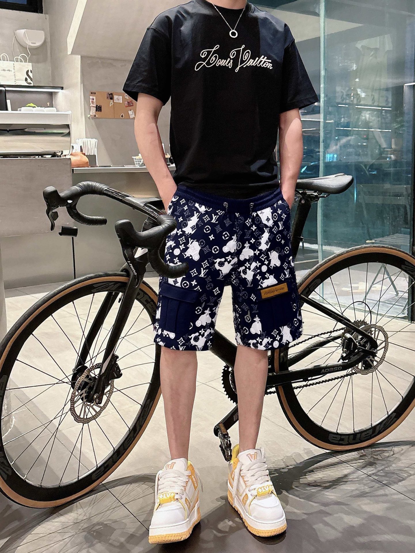 NO:491576,LV 2025ss summer new style original single counter casual shorts, luxury classic brand original LOGO accessories, hot-selling models for the counter, very comfortable to wear, low-key and luxurious, very classy when worn, no need to say much about the pants style and cutting, the upper body is exquisite and vivid, high-end and top-quality materials, a truly palace-level casual pants, Turkish cotton quality, heavy washing makes the pants very soft!  Not picky about people, the upper body is absolutely stylish and extremely luxurious. Size M-3XL orders to report height and weight.,,louis vuitton, shorts,alexander wang19860909LV 2025ss夏季新款原单专柜休闲短裤,奢华经典品牌原版LOGO配饰 专柜热销款 身穿着非常舒适 低调不失奢华 穿出去非常有档次 裤型款式和裁剪亦无需多言 上身精致跃然高档一等一顶级质料 真正殿堂级的休闲裤 选用土耳其的棉花品质卓然,经过重水洗使得裤子很柔软！不挑人 上身绝对的有型 极度奢华. 尺码M-3XL下单报身高体重.,,louis vuitton,shorts,alexander wang,Men's clothing