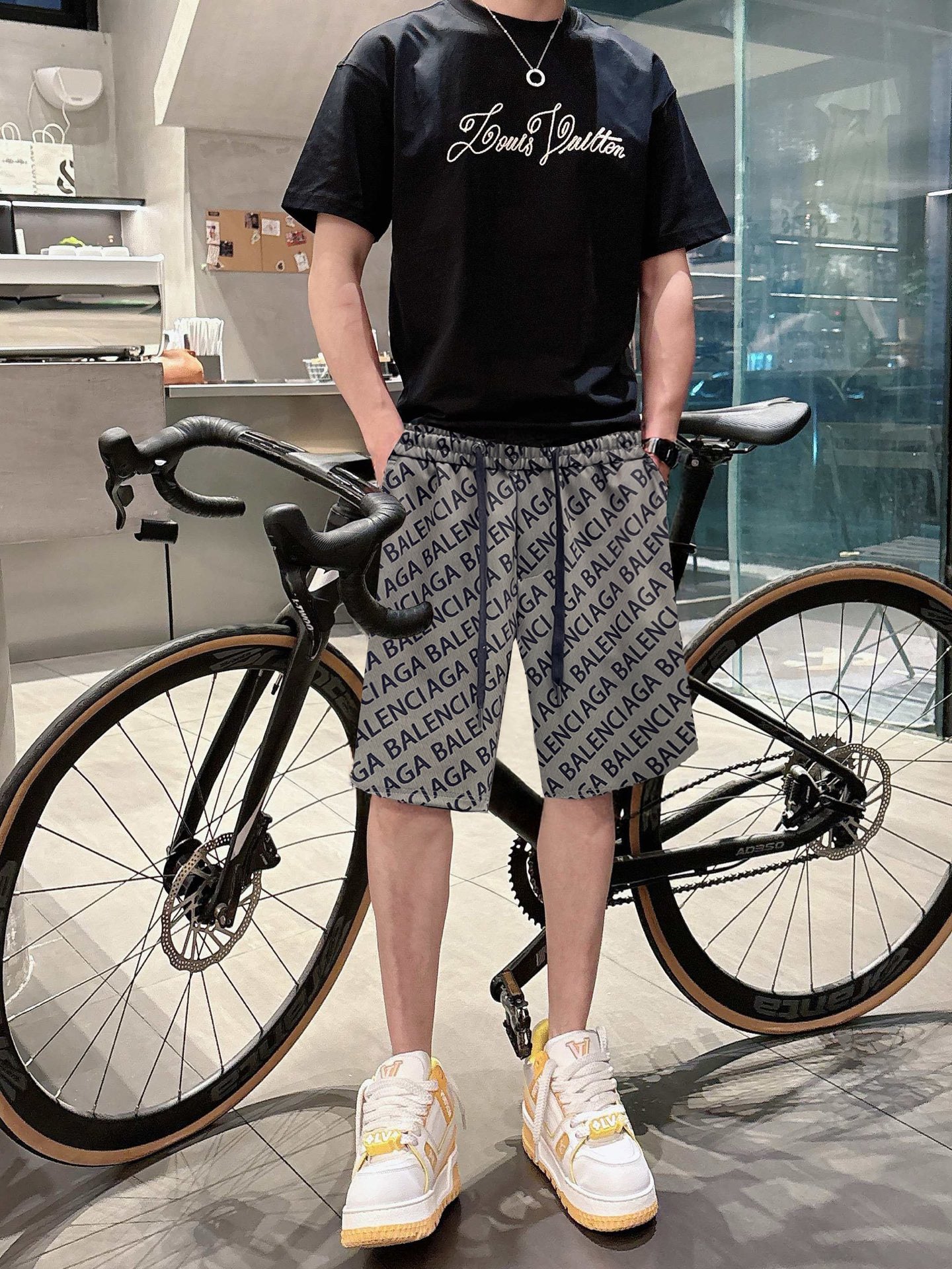 NO:491525,Balenciaga 2025ss summer new style original single counter casual shorts, luxury classic brand original LOGO accessories, hot-selling models for the counter, very comfortable to wear, low-key and luxurious, very classy when worn, no need to say much about the pants style and cutting, the upper body is exquisite and vivid, high-end and top-quality materials, a truly palace-level casual pants, Turkish cotton quality, heavy washing makes the pants very soft!  Not picky about people, the upper body is absolutely stylish and extremely luxurious. Size M-3XL orders to report height and weight.,,balenciaga, shorts,alexander wang19860909巴黎世家 2025ss夏季新款原单专柜休闲短裤,奢华经典品牌原版LOGO配饰 专柜热销款 身穿着非常舒适 低调不失奢华 穿出去非常有档次 裤型款式和裁剪亦无需多言 上身精致跃然高档一等一顶级质料 真正殿堂级的休闲裤 选用土耳其的棉花品质卓然,经过重水洗使得裤子很柔软！不挑人 上身绝对的有型 极度奢华. 尺码M-3XL下单报身高体重.,,balenciaga,shorts,alexander wang,Men's clothing