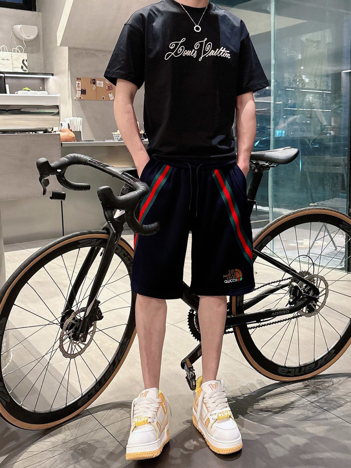 NO:491533,Guqi 2025ss summer new style original single counter casual shorts, luxury classic brand original LOGO accessories, hot-selling models for the counter, very comfortable to wear, low-key and luxurious, very classy when worn, no need to say much about the pants style and cutting, the upper body is exquisite and vivid, high-end and top-quality materials, a truly palace-level casual pants, Turkish cotton quality, heavy washing makes the pants very soft!  Not picky about people, the upper body is absolutely stylish and extremely luxurious. Size M-3XL orders to report height and weight., shorts, alexander wang19860909古奇 2025ss夏季新款原单专柜休闲短裤,奢华经典品牌原版LOGO配饰 专柜热销款 身穿着非常舒适 低调不失奢华 穿出去非常有档次 裤型款式和裁剪亦无需多言 上身精致跃然高档一等一顶级质料 真正殿堂级的休闲裤 选用土耳其的棉花品质卓然,经过重水洗使得裤子很柔软！不挑人 上身绝对的有型 极度奢华. 尺码M-3XL下单报身高体重.,,shorts,alexander wang,Men's clothing