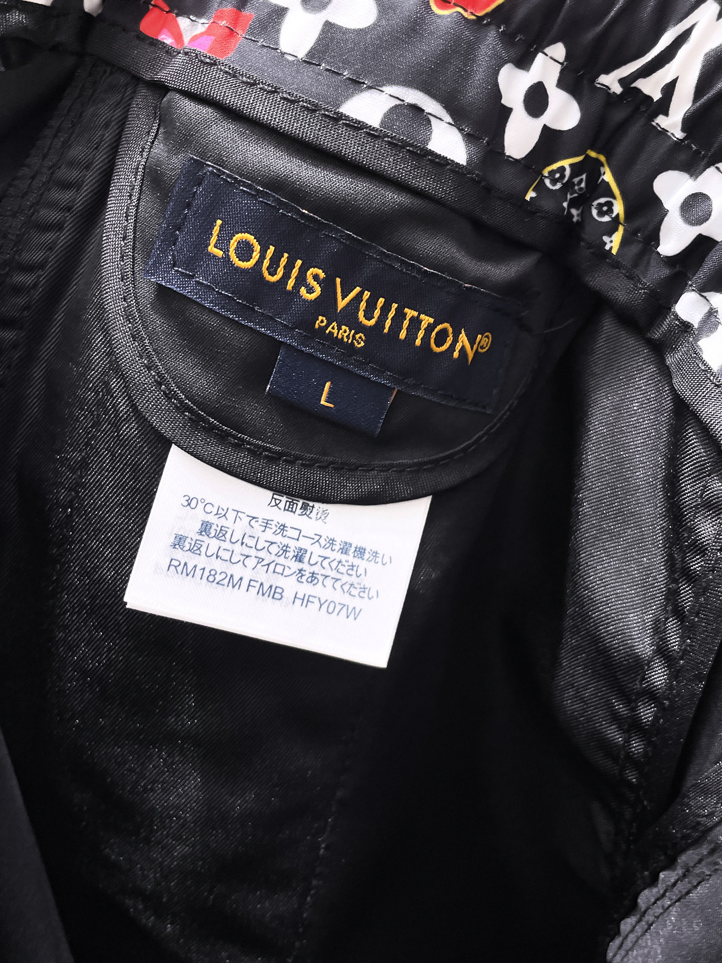 P240 LV 2025ss夏季新款原单专柜休闲短裤，奢华经典品牌原版LOGO配饰 专柜热销款 身穿着非常舒适 低调不失奢华 穿出去非常有档次 裤型款式和裁剪亦无需多言 上身精致跃然👍高档一等一顶级质料 真正殿堂级的休闲裤 选用土耳其的棉花✂️品质卓然,经过重水洗使得裤子很柔软！不挑人 上身绝对的有型 极度奢华。 尺码：M-3XL下单报身高体重。