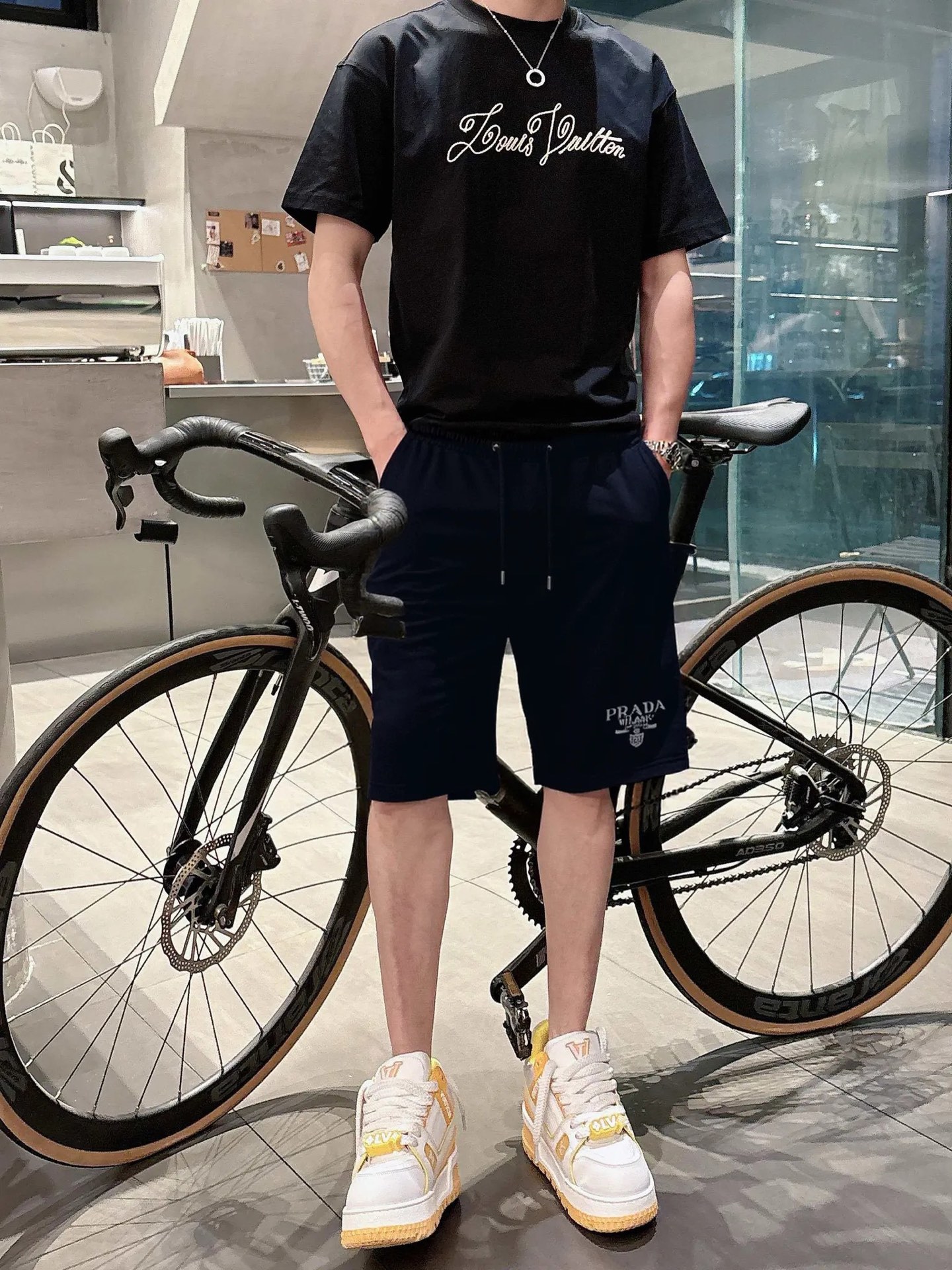 NO:491549,Prada 2025ss summer new style original single counter casual shorts, luxury classic brand original LOGO accessories, hot-selling models for the counter, very comfortable to wear, low-key and luxurious, very classy when worn, no need to say much about the trouser style and cutting, the upper body is exquisite and vivid, high-end and top-quality materials, a truly palace-level casual pants, Turkish cotton quality, heavy washing makes the pants very soft!  Not picky about people, the upper body is absolutely stylish and extremely luxurious. Size M-3XL orders to report height and weight.,,prada, shorts,alexander wang19860909普拉达 2025ss夏季新款原单专柜休闲短裤,奢华经典品牌原版LOGO配饰 专柜热销款 身穿着非常舒适 低调不失奢华 穿出去非常有档次 裤型款式和裁剪亦无需多言 上身精致跃然高档一等一顶级质料 真正殿堂级的休闲裤 选用土耳其的棉花品质卓然,经过重水洗使得裤子很柔软！不挑人 上身绝对的有型 极度奢华. 尺码M-3XL下单报身高体重.,,prada,shorts,alexander wang,Men's clothing