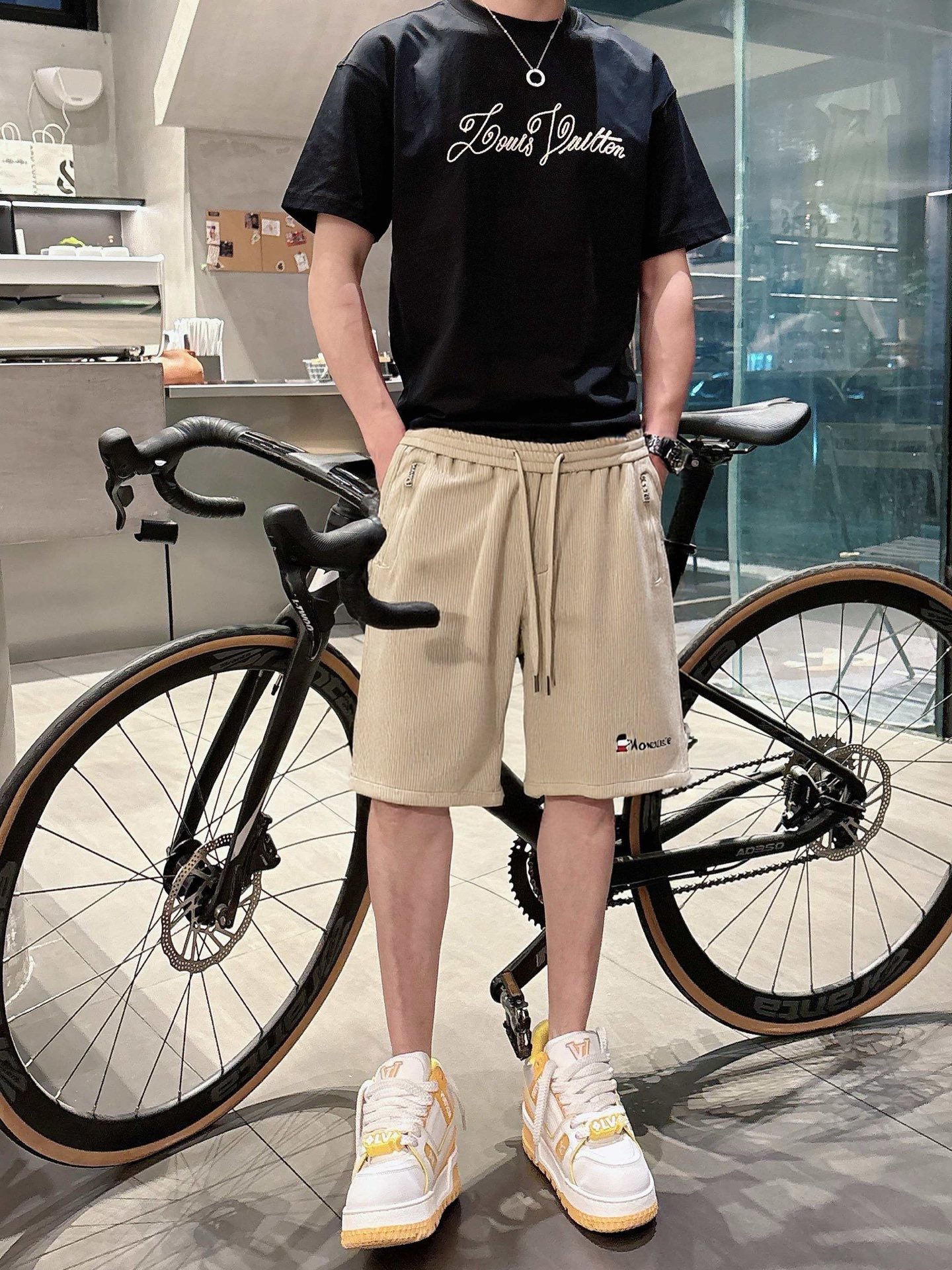 NO:491598,The new summer style of 2025ss original single counter casual shorts, luxurious classic brand original LOGO accessories, hot-selling models of the counter, very comfortable to wear, low-key and luxurious, very classy when worn, there is no need to say much about the trouser style and cutting. The upper body is exquisite and vivid, high-end and top-quality materials. A truly palace-level casual pants. The cotton of Turkey is of excellent quality, and the pants are heavy washing makes the pants very soft!  Not picky about people, the upper body is absolutely stylish and extremely luxurious. Size M-3XL orders to report height and weight., Moncler, shorts, alexander wang19860909蒙口 2025ss夏季新款原单专柜休闲短裤,奢华经典品牌原版LOGO配饰 专柜热销款 身穿着非常舒适 低调不失奢华 穿出去非常有档次 裤型款式和裁剪亦无需多言 上身精致跃然高档一等一顶级质料 真正殿堂级的休闲裤 选用土耳其的棉花品质卓然,经过重水洗使得裤子很柔软！不挑人 上身绝对的有型 极度奢华. 尺码M-3XL下单报身高体重.,,Moncler,shorts,alexander wang,Men's clothing