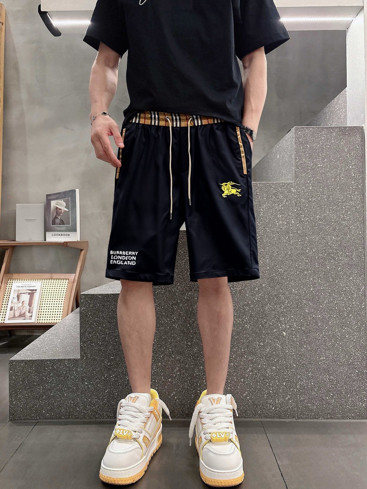 NO:491594,Burberry 2025ss summer new style original single counter casual shorts, luxury classic brand original LOGO accessories, hot-selling models for the counter, very comfortable to wear, low-key and luxurious, very classy when worn, no need to say much about the pants style and cutting, the upper body is exquisite and vivid, high-end and top-quality materials, a truly palace-level casual pants, Turkish cotton quality, heavy washing makes the pants very soft!  Not picky about people, the upper body is absolutely stylish and extremely luxurious. Size M-3XL orders to report height and weight., burberry, shorts, alexander wang19860909巴宝莉 2025ss夏季新款原单专柜休闲短裤,奢华经典品牌原版LOGO配饰 专柜热销款 身穿着非常舒适 低调不失奢华 穿出去非常有档次 裤型款式和裁剪亦无需多言 上身精致跃然高档一等一顶级质料 真正殿堂级的休闲裤 选用土耳其的棉花品质卓然,经过重水洗使得裤子很柔软！不挑人 上身绝对的有型 极度奢华. 尺码M-3XL下单报身高体重.,,burberry,shorts,alexander wang,Men's clothing