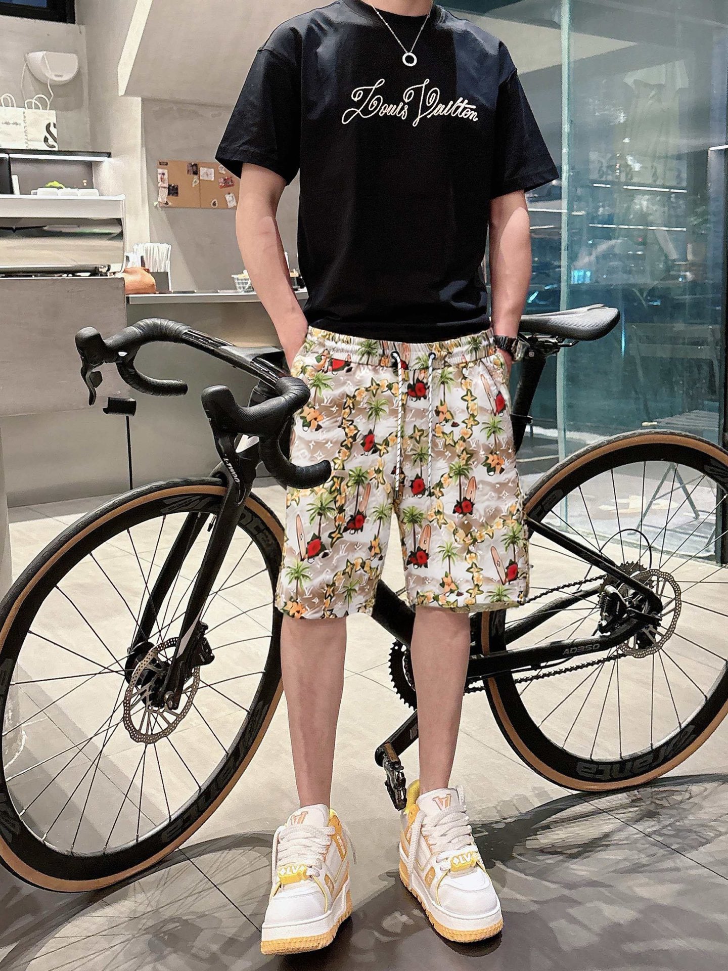 NO:491588,LV 2025ss summer new style original single counter casual shorts, luxury classic brand original LOGO accessories, hot-selling models for the counter, very comfortable to wear, low-key and luxurious, very classy when worn, no need to say much about the pants style and cutting, the upper body is exquisite and vivid, high-end and top-quality materials, a truly palace-level casual pants, Turkish cotton quality, heavy washing makes the pants very soft!  Not picky about people, the upper body is absolutely stylish and extremely luxurious. Size M-3XL orders to report height and weight.,,louis vuitton, shorts,alexander wang19860909LV 2025ss夏季新款原单专柜休闲短裤,奢华经典品牌原版LOGO配饰 专柜热销款 身穿着非常舒适 低调不失奢华 穿出去非常有档次 裤型款式和裁剪亦无需多言 上身精致跃然高档一等一顶级质料 真正殿堂级的休闲裤 选用土耳其的棉花品质卓然,经过重水洗使得裤子很柔软！不挑人 上身绝对的有型 极度奢华. 尺码M-3XL下单报身高体重.,,louis vuitton,shorts,alexander wang,Men's clothing