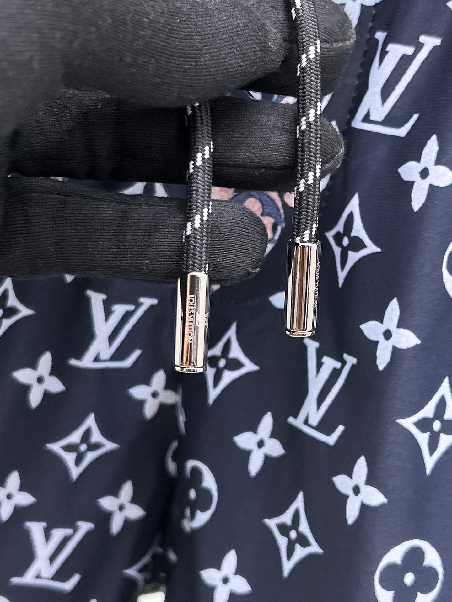 P240 LV 2025ss夏季新款原单专柜休闲短裤，奢华经典品牌原版LOGO配饰 专柜热销款 身穿着非常舒适 低调不失奢华 穿出去非常有档次 裤型款式和裁剪亦无需多言 上身精致跃然👍高档一等一顶级质料 真正殿堂级的休闲裤 选用土耳其的棉花✂️品质卓然,经过重水洗使得裤子很柔软！不挑人 上身绝对的有型 极度奢华。 尺码：M-3XL下单报身高体重。