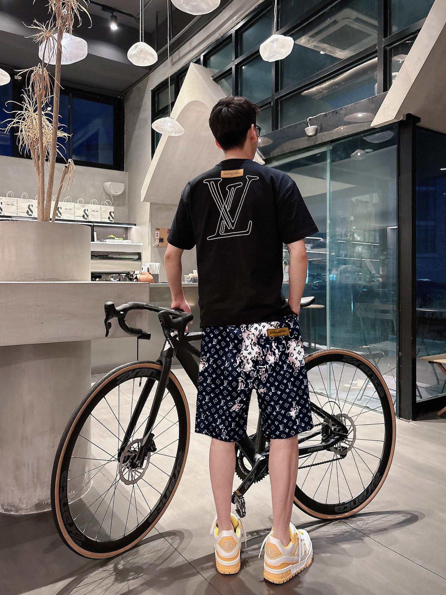P240 LV 2025ss夏季新款原单专柜休闲短裤，奢华经典品牌原版LOGO配饰 专柜热销款 身穿着非常舒适 低调不失奢华 穿出去非常有档次 裤型款式和裁剪亦无需多言 上身精致跃然👍高档一等一顶级质料 真正殿堂级的休闲裤 选用土耳其的棉花✂️品质卓然,经过重水洗使得裤子很柔软！不挑人 上身绝对的有型 极度奢华。 尺码：M-3XL下单报身高体重。