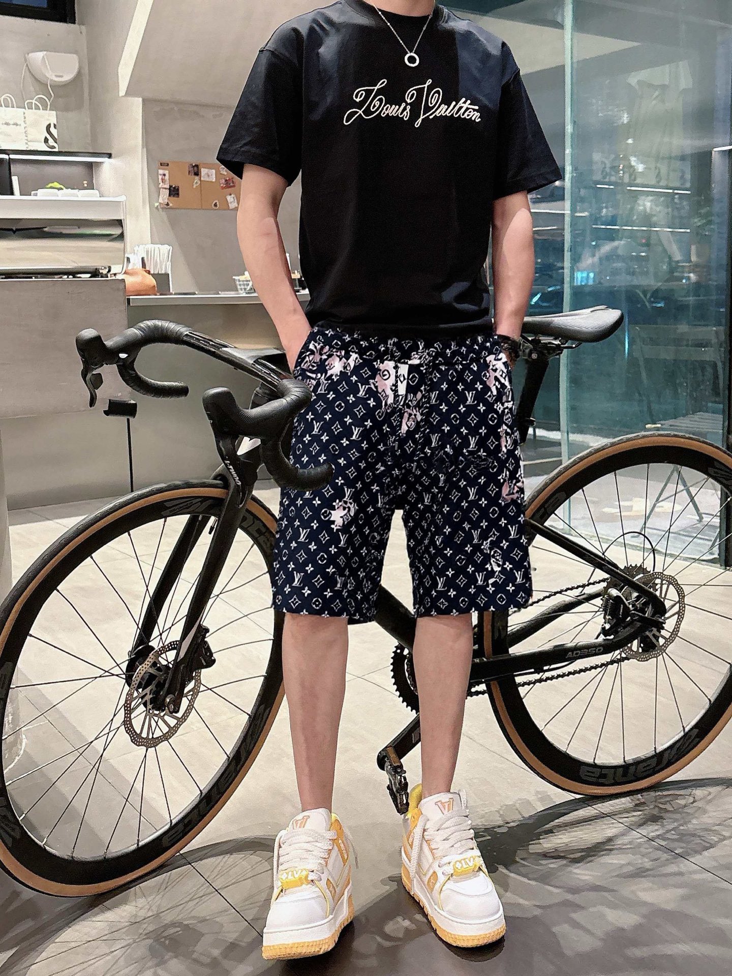 P240 LV 2025ss夏季新款原单专柜休闲短裤，奢华经典品牌原版LOGO配饰 专柜热销款 身穿着非常舒适 低调不失奢华 穿出去非常有档次 裤型款式和裁剪亦无需多言 上身精致跃然👍高档一等一顶级质料 真正殿堂级的休闲裤 选用土耳其的棉花✂️品质卓然,经过重水洗使得裤子很柔软！不挑人 上身绝对的有型 极度奢华。 尺码：M-3XL下单报身高体重。