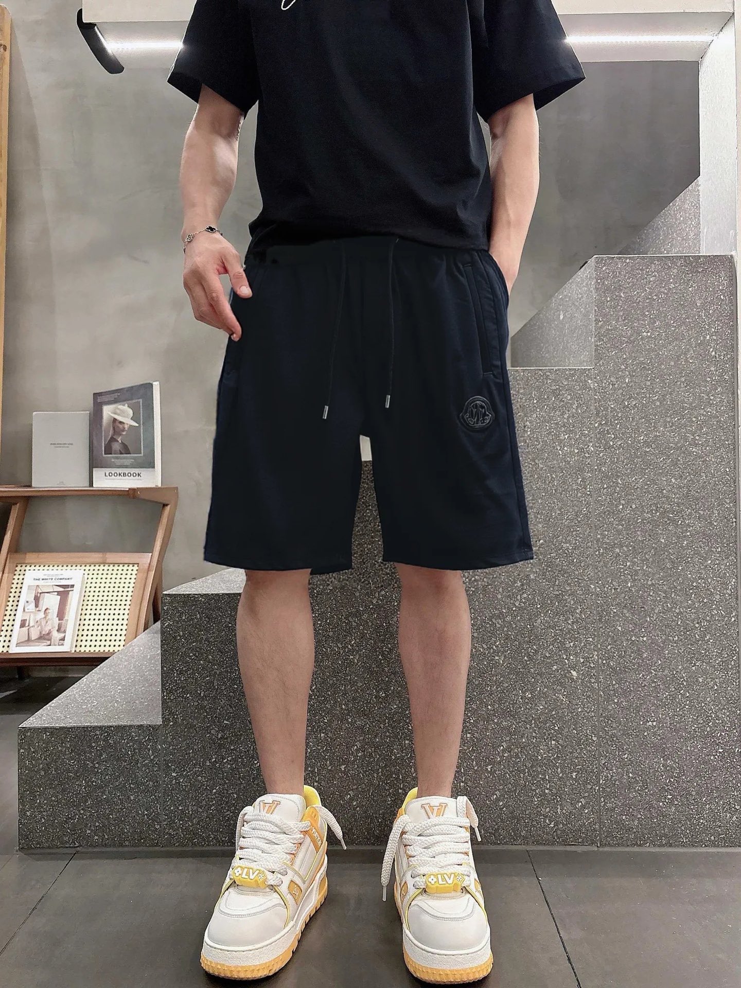 NO:491557,The new summer style of 2025ss original single counter casual shorts, luxurious classic brand original LOGO accessories, hot-selling models for the counter, very comfortable to wear, low-key and luxurious, very classy when worn, there is no need to say much about the trouser style and cutting. The upper body is exquisite and vivid, high-end and top-quality materials. A truly palace-level casual pants. The cotton of Turkey is of excellent quality, and the pants are heavy washing makes the pants very soft!  Not picky about people, the upper body is absolutely stylish and extremely luxurious. Size M-3XL orders to report height and weight., Moncler, shorts, alexander wang19860909蒙口 2025ss夏季新款原单专柜休闲短裤,奢华经典品牌原版LOGO配饰 专柜热销款 身穿着非常舒适 低调不失奢华 穿出去非常有档次 裤型款式和裁剪亦无需多言 上身精致跃然高档一等一顶级质料 真正殿堂级的休闲裤 选用土耳其的棉花品质卓然,经过重水洗使得裤子很柔软！不挑人 上身绝对的有型 极度奢华. 尺码M-3XL下单报身高体重.,,Moncler,shorts,alexander wang,Men's clothing