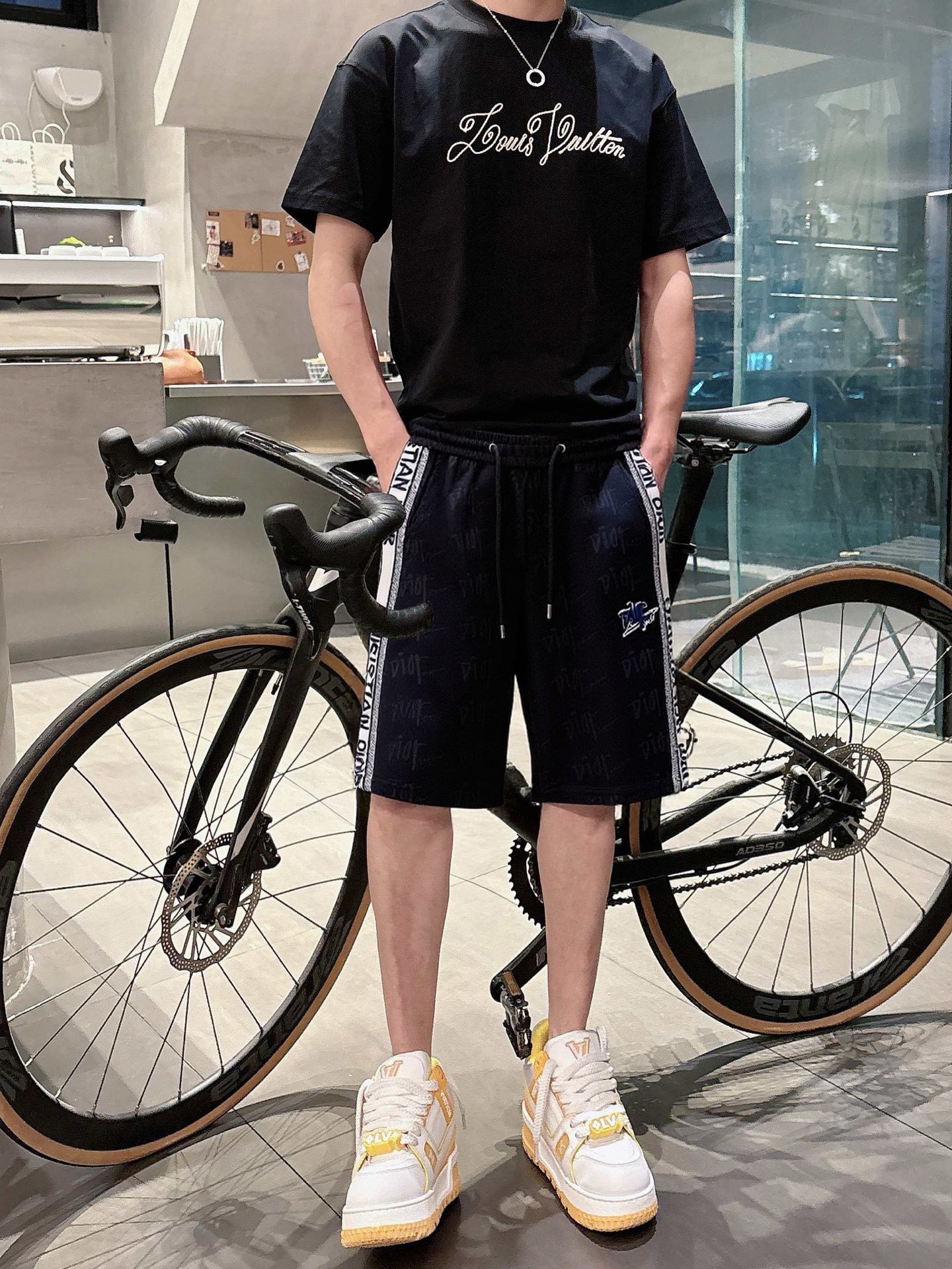 NO:491575,Dior 2025ss summer new style original single counter casual shorts, luxury classic brand original LOGO accessories, hot-selling models for the counter, very comfortable to wear, low-key and luxurious, very classy when worn, no need to say much about the trouser style and cutting, the upper body is exquisite and vivid, high-end and top-quality materials, a truly palace-level casual pants, Turkish cotton quality, heavy washing makes the pants very soft!  Not picky about people, the upper body is absolutely stylish and extremely luxurious. Size M-3XL orders to report height and weight.,,dior, shorts,alexander wang19860909迪奥 2025ss夏季新款原单专柜休闲短裤,奢华经典品牌原版LOGO配饰 专柜热销款 身穿着非常舒适 低调不失奢华 穿出去非常有档次 裤型款式和裁剪亦无需多言 上身精致跃然高档一等一顶级质料 真正殿堂级的休闲裤 选用土耳其的棉花品质卓然,经过重水洗使得裤子很柔软！不挑人 上身绝对的有型 极度奢华. 尺码M-3XL下单报身高体重.,,dior,shorts,alexander wang,Men's clothing