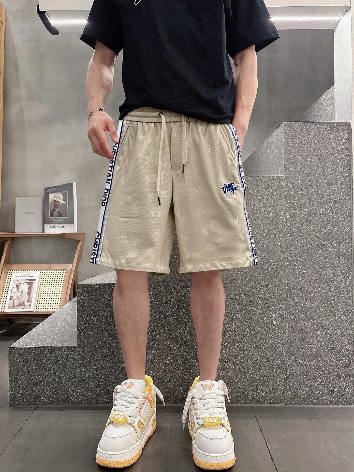 NO:491587,Dior 2025ss summer new style original single counter casual shorts, luxury classic brand original LOGO accessories, hot-selling models for the counter, very comfortable to wear, low-key and luxurious, very classy when worn, no need to say much about the trouser style and cutting, the upper body is exquisite and vivid, high-end and top-quality materials, a truly palace-level casual pants, Turkish cotton quality, heavy washing makes the pants very soft!  Not picky about people, the upper body is absolutely stylish and extremely luxurious. Size M-3XL orders to report height and weight.,,dior, shorts,alexander wang19860909迪奥 2025ss夏季新款原单专柜休闲短裤,奢华经典品牌原版LOGO配饰 专柜热销款 身穿着非常舒适 低调不失奢华 穿出去非常有档次 裤型款式和裁剪亦无需多言 上身精致跃然高档一等一顶级质料 真正殿堂级的休闲裤 选用土耳其的棉花品质卓然,经过重水洗使得裤子很柔软！不挑人 上身绝对的有型 极度奢华. 尺码M-3XL下单报身高体重.,,dior,shorts,alexander wang,Men's clothing