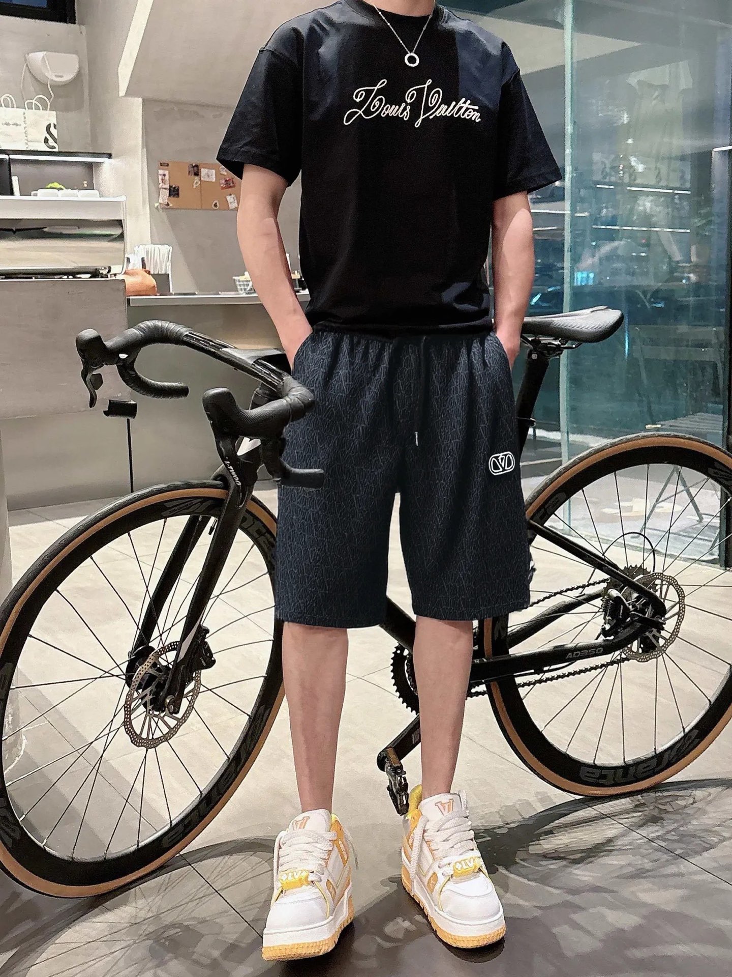 NO:491593,Valentino 2025ss summer new style original single counter casual shorts, luxury classic brand original LOGO accessories, hot-selling models for the counter, very comfortable to wear, low-key and luxurious, very classy when worn, no need to say much about the pants style and cutting, the upper body is exquisite and vivid, high-end and top-quality materials, a truly palace-level casual pants, Turkish cotton quality, heavy washing makes the pants very soft!  Not picky about people, the upper body is absolutely stylish and extremely luxurious. Size M-3XL orders to report height and weight., valentino, shorts, alexander wang19860909华伦天奴 2025ss夏季新款原单专柜休闲短裤,奢华经典品牌原版LOGO配饰 专柜热销款 身穿着非常舒适 低调不失奢华 穿出去非常有档次 裤型款式和裁剪亦无需多言 上身精致跃然高档一等一顶级质料 真正殿堂级的休闲裤 选用土耳其的棉花品质卓然,经过重水洗使得裤子很柔软！不挑人 上身绝对的有型 极度奢华. 尺码M-3XL下单报身高体重.,,valentino,shorts,alexander wang,Men's clothing